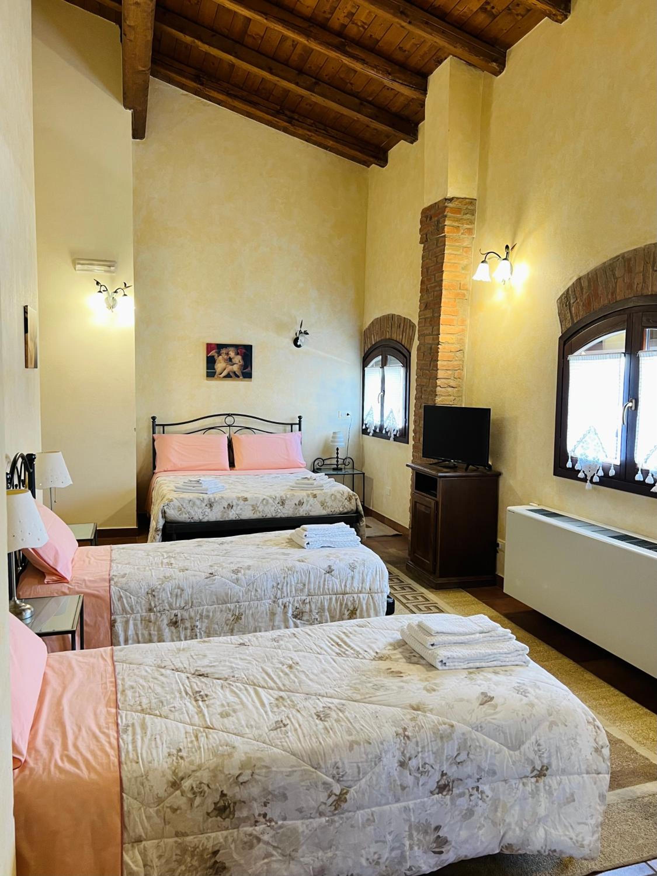 Quadruple Room with Private Bathroom photo 2