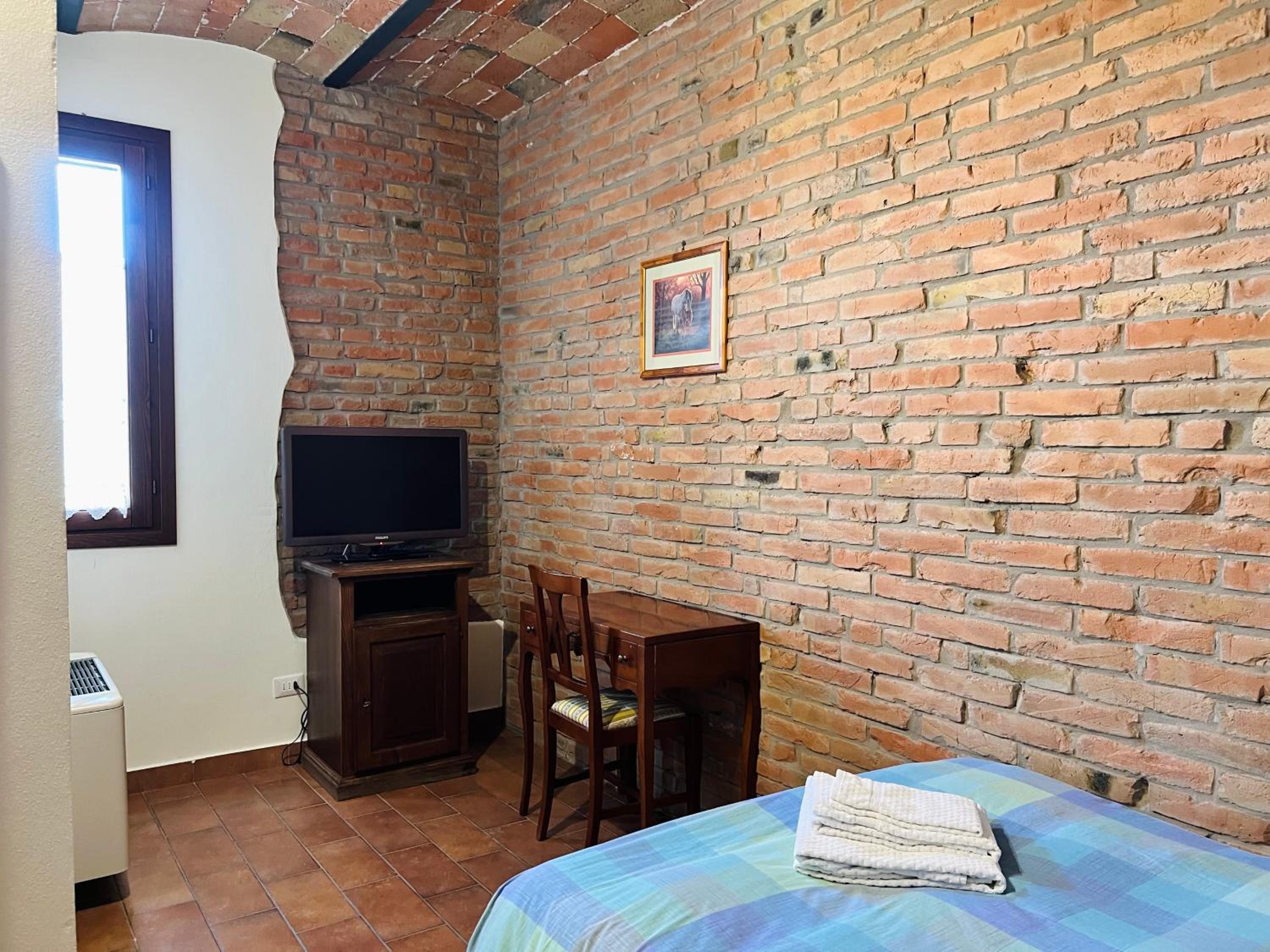 Single Room with Private Bathroom photo 2