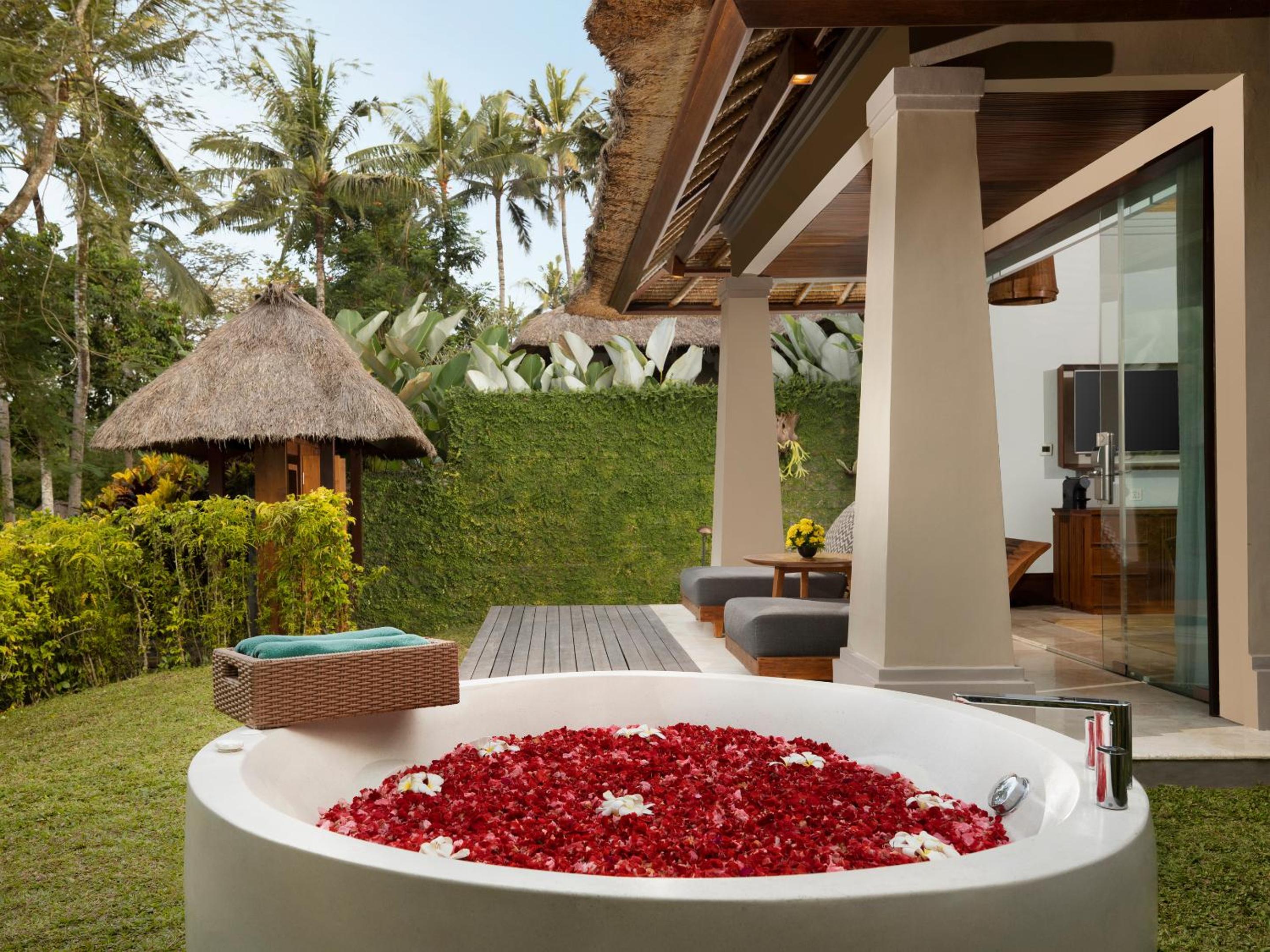 Heavenly Jacuzzi Villa with Butler Service - King Bed - Photo 4