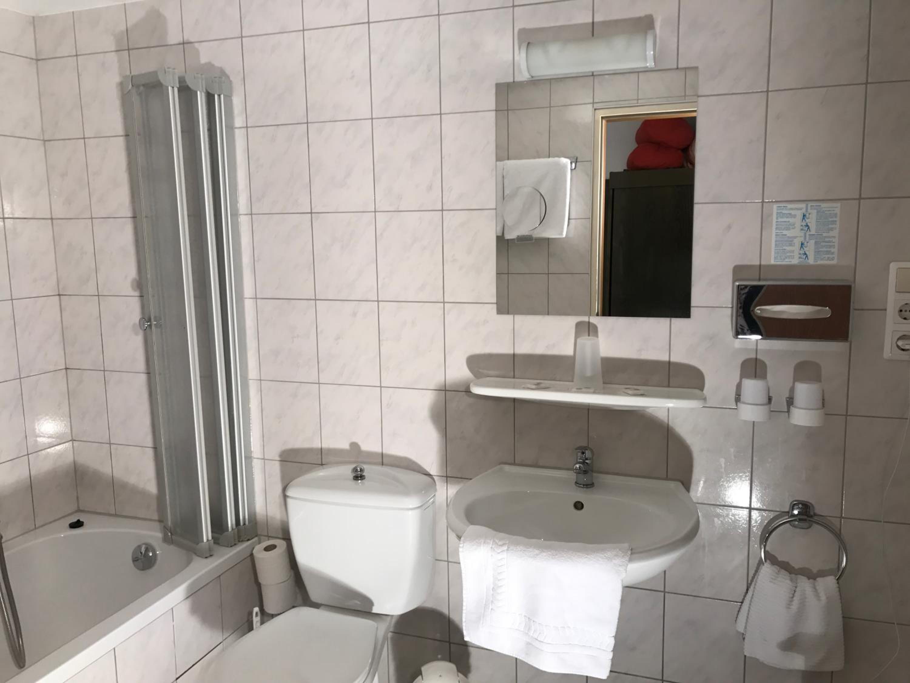 Double Room with Balcony - Photo 14