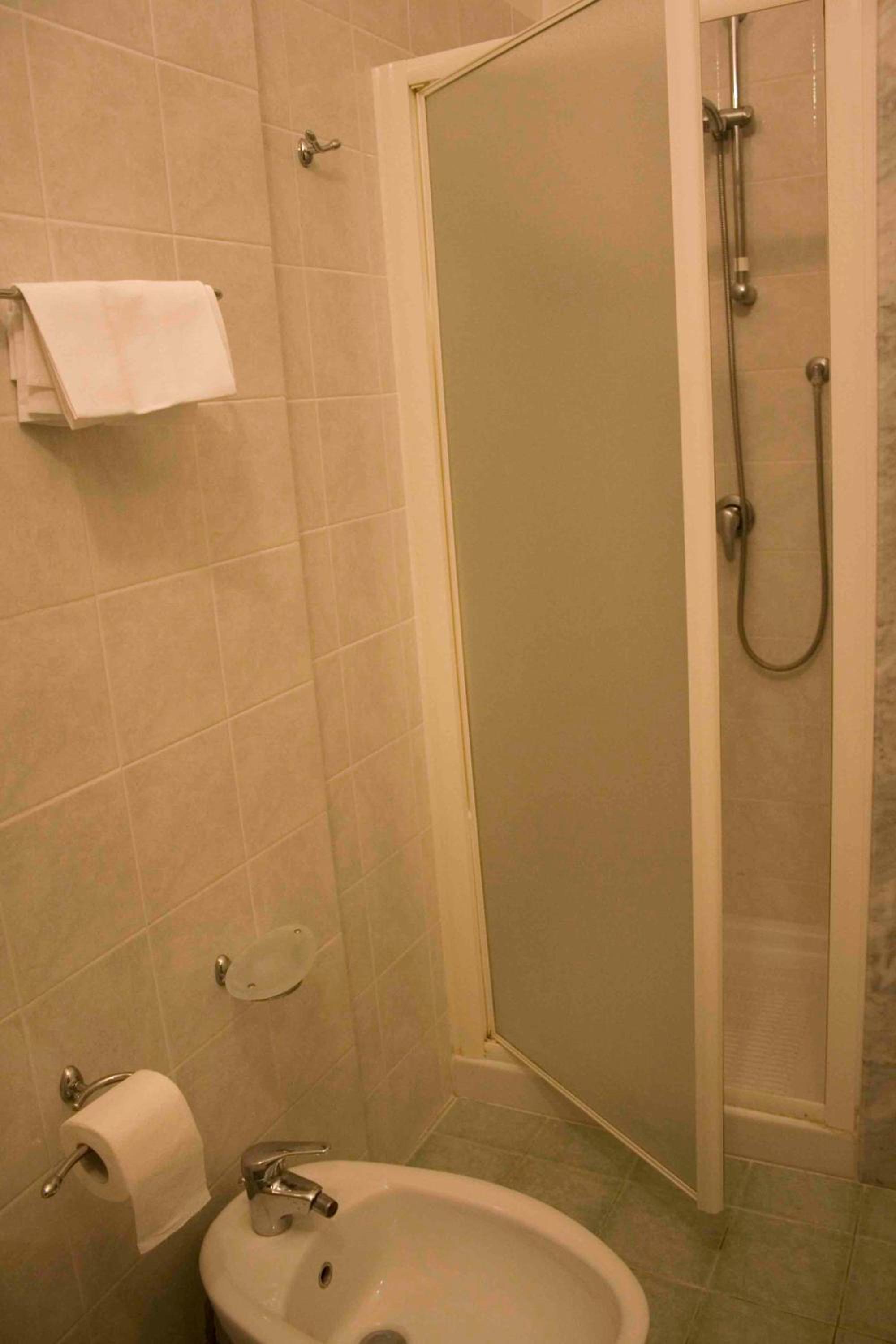 Standard Double or Twin Room - Photo 9