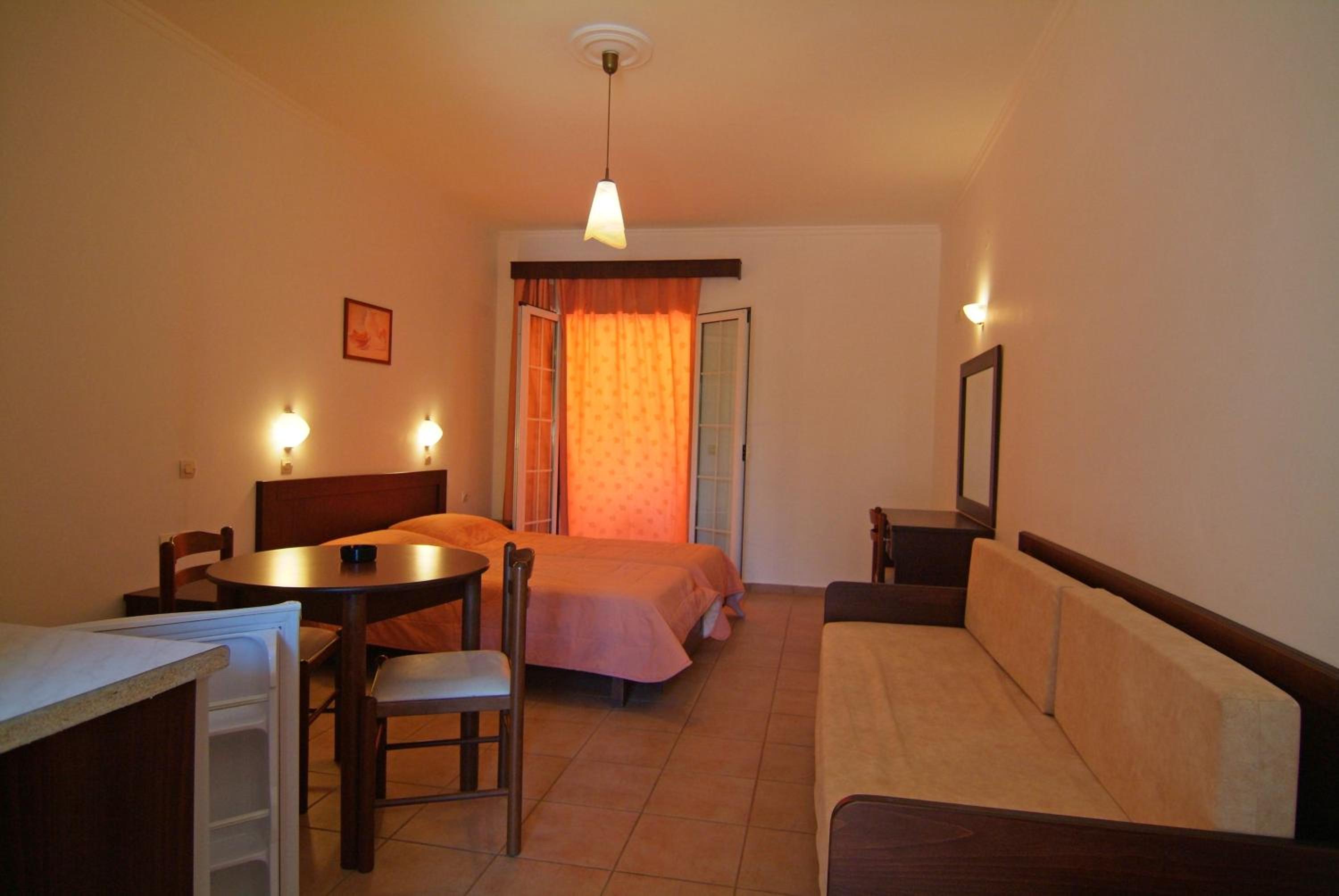 Economy Triple Room photo 1