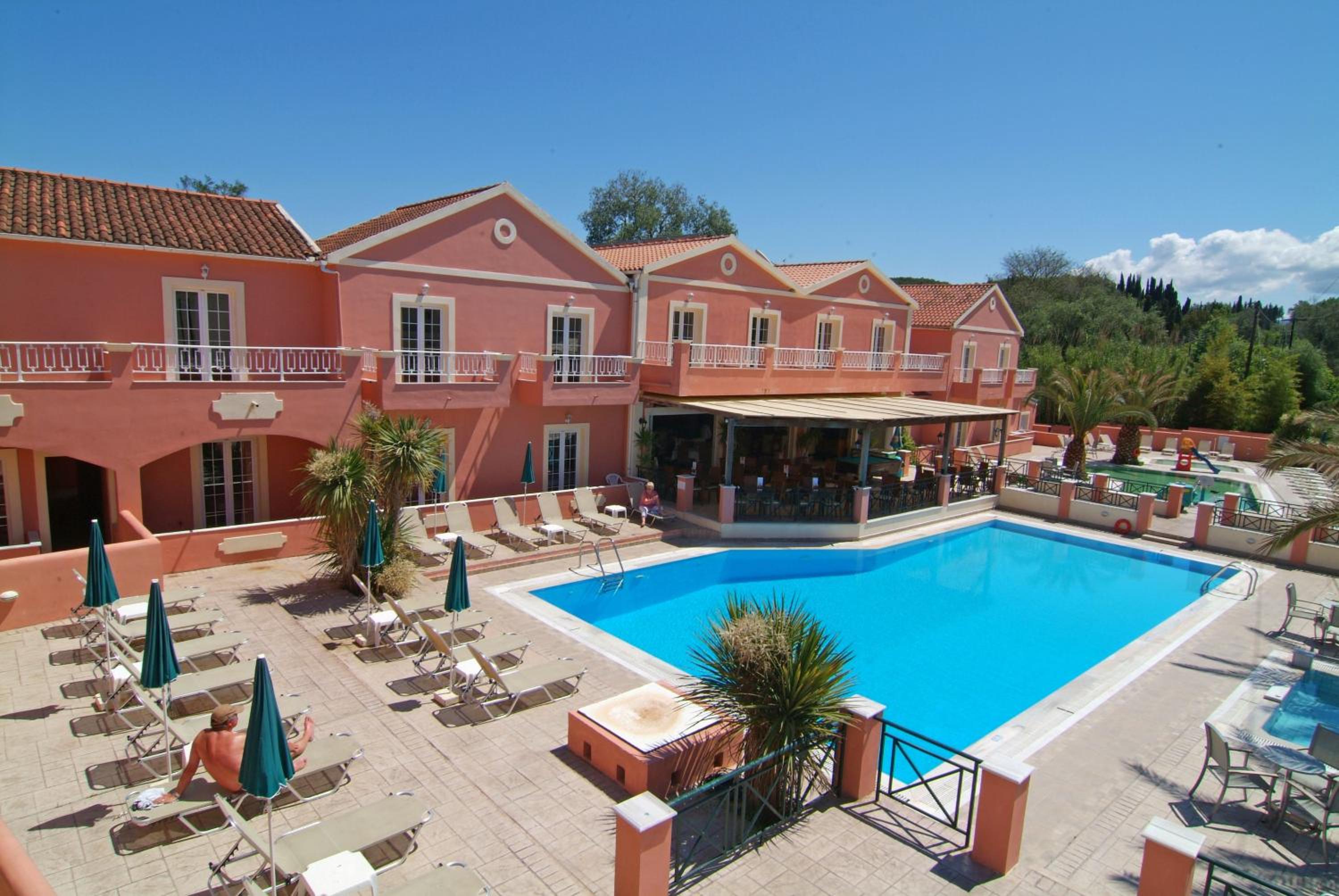 Deluxe Double or Twin Room with Pool View photo 2