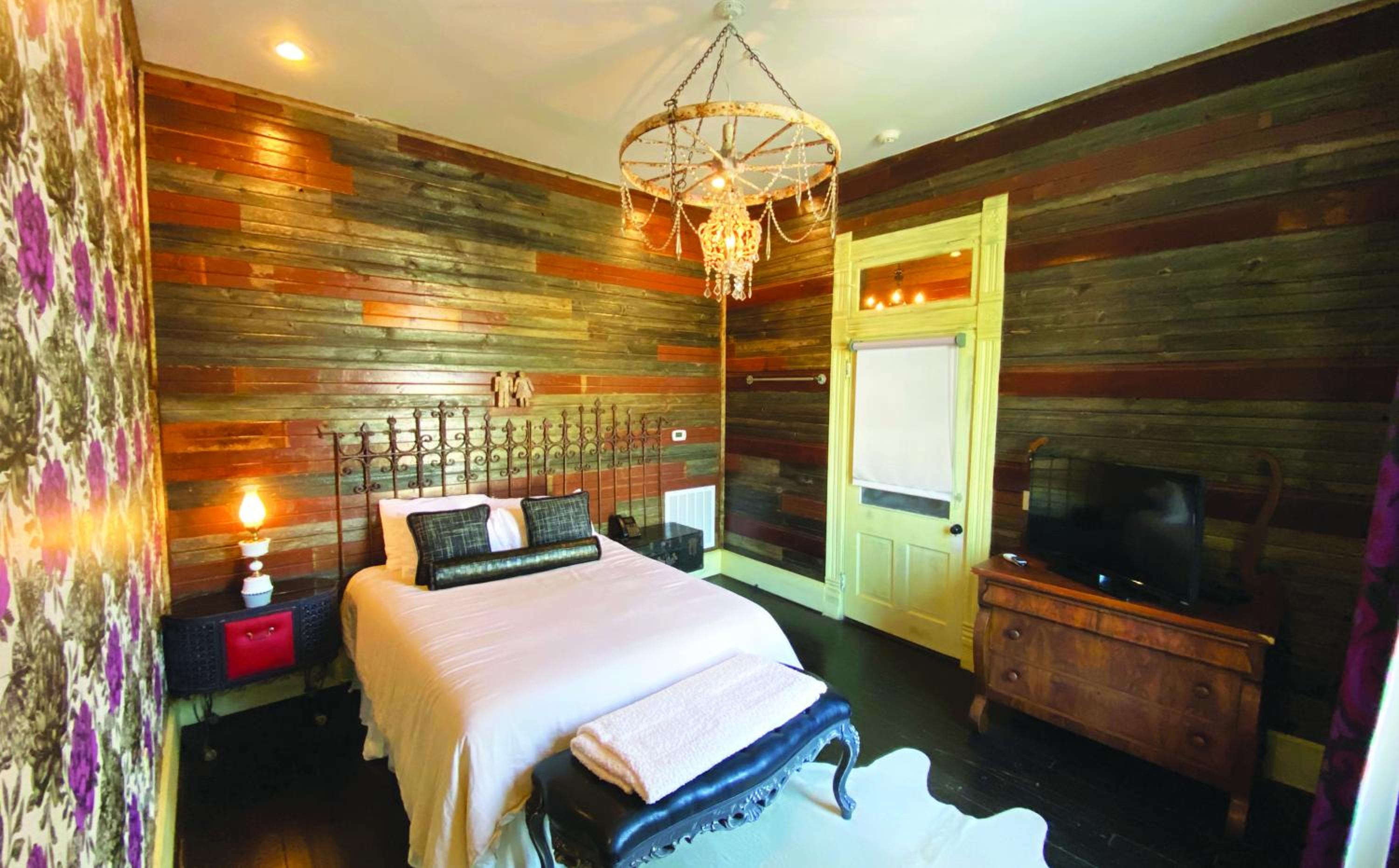 Deluxe Queen Room - Photo 2