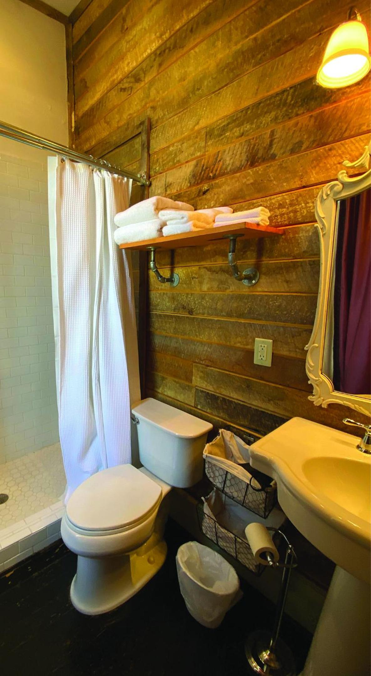 Deluxe Queen Room - Photo 3