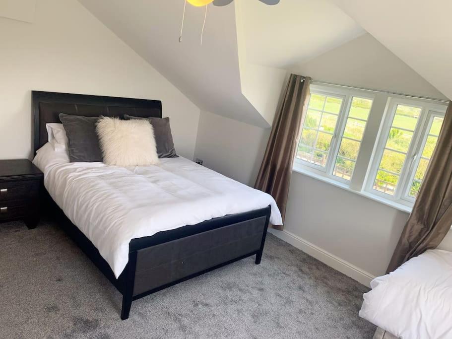 Five-Bedroom House photo 1