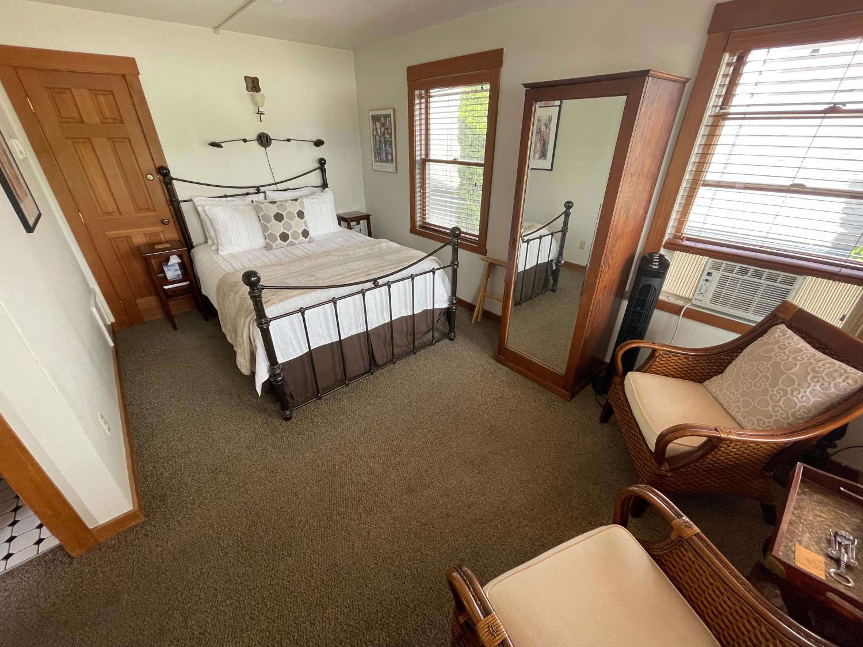 Queen Room - Non-Smoking - Photo 1