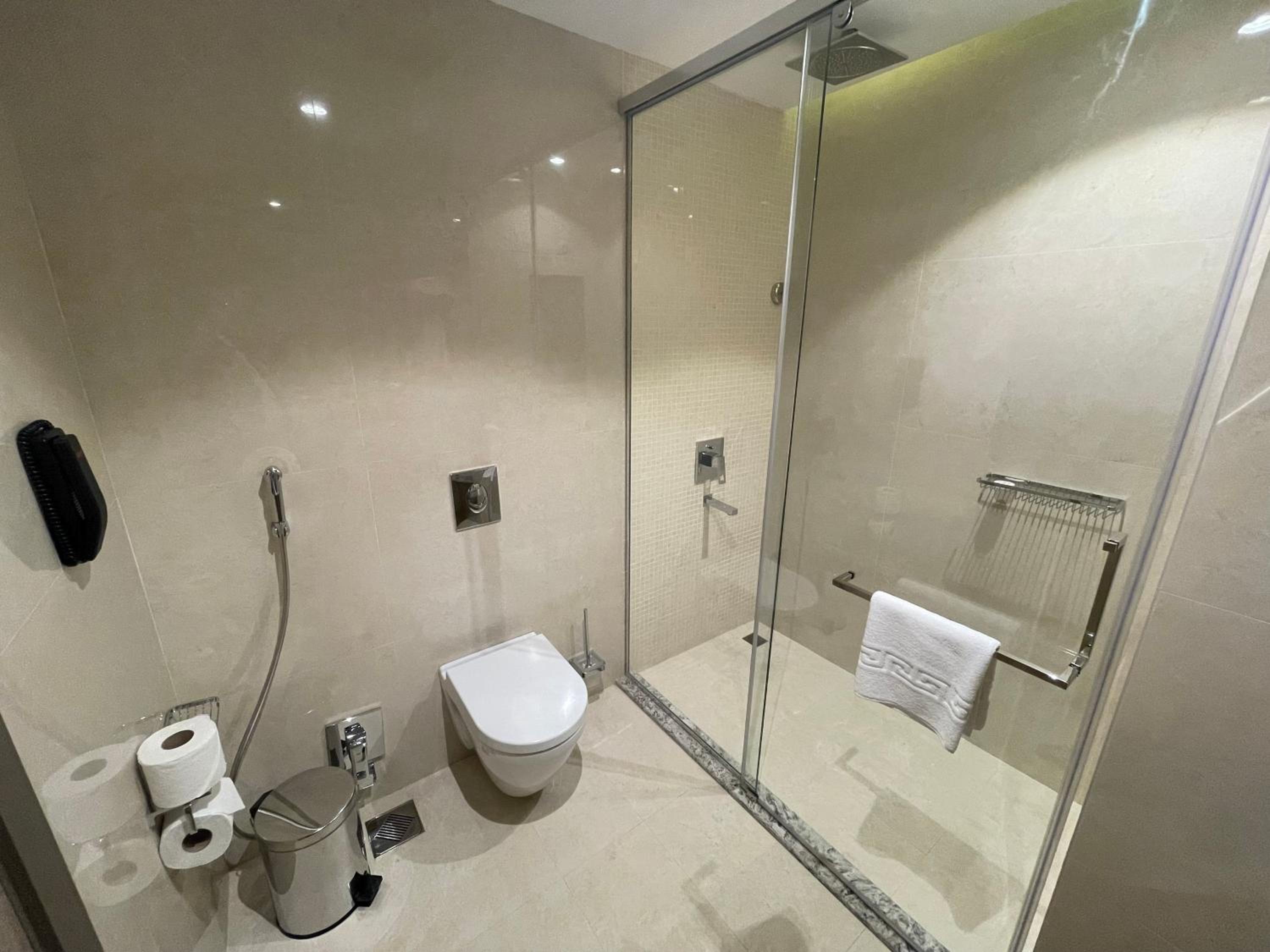 Deluxe King Room - Photo 7