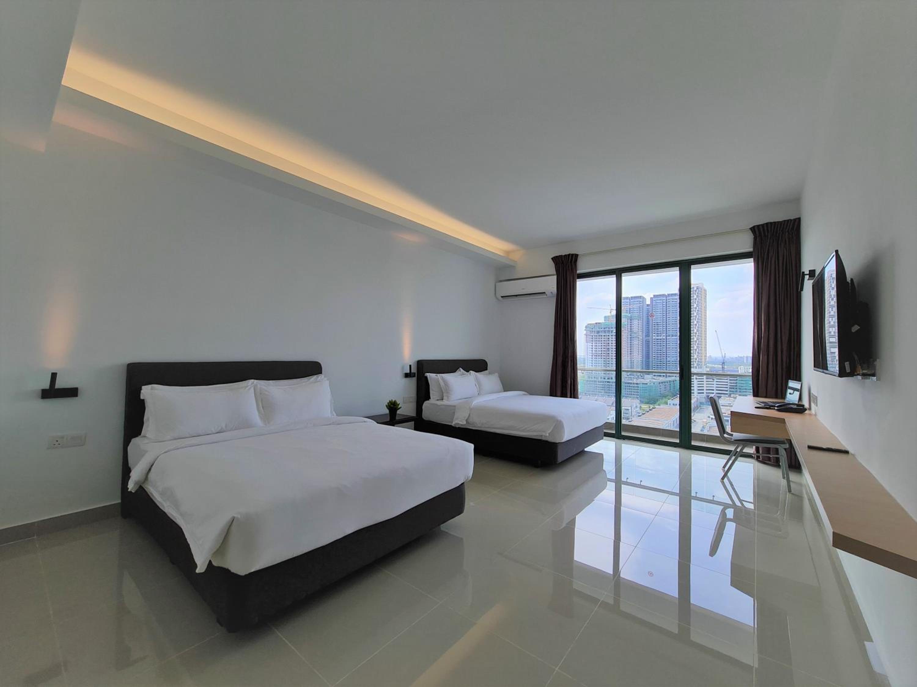 Superior Family Room - Photo 7
