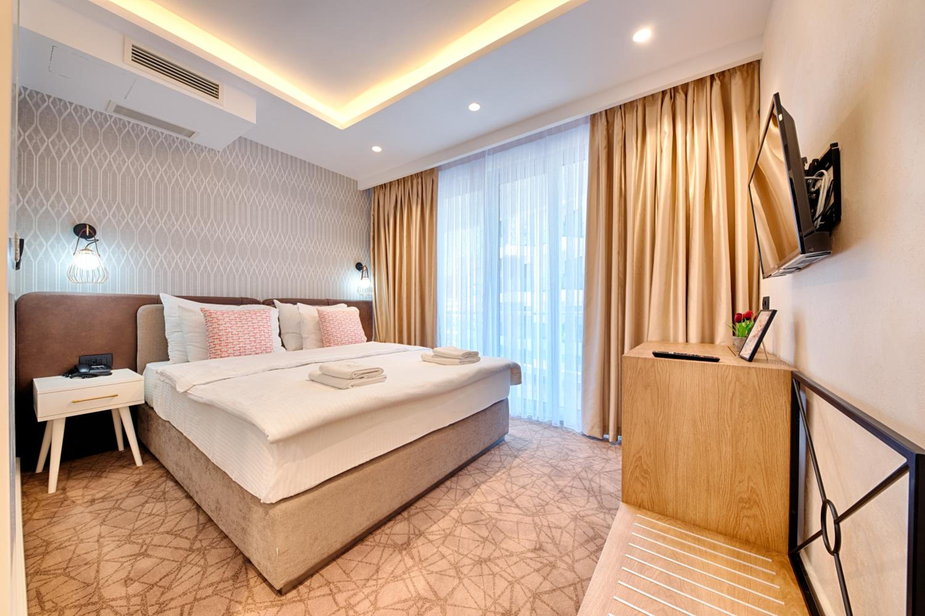 One-Bedroom Apartment - Annex Building photo 2