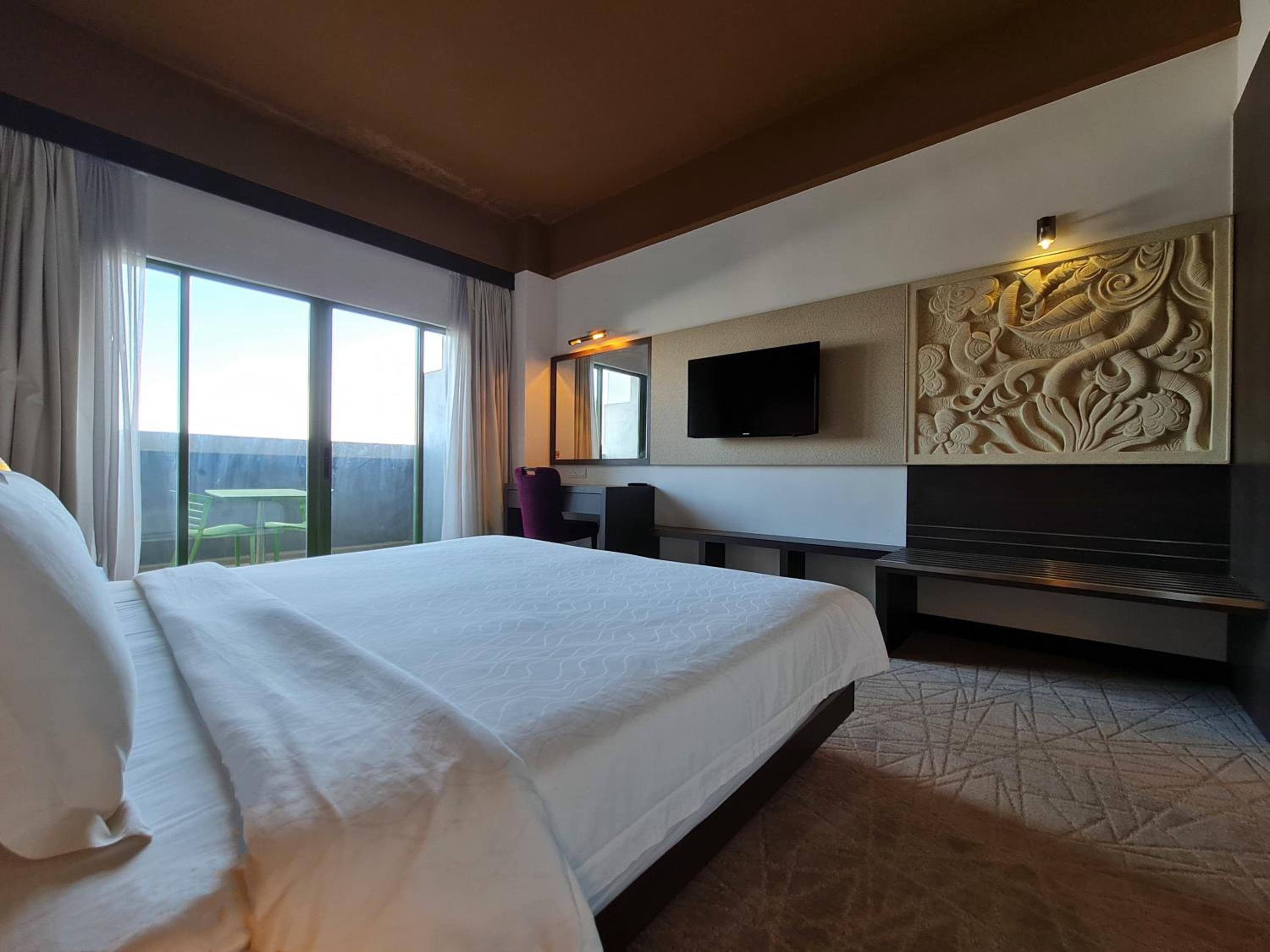 Deluxe King Room with Courtyard photo 2