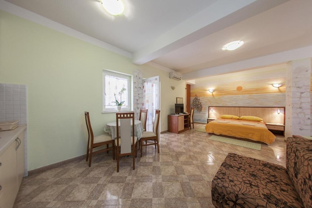 King Studio with Sofa Bed