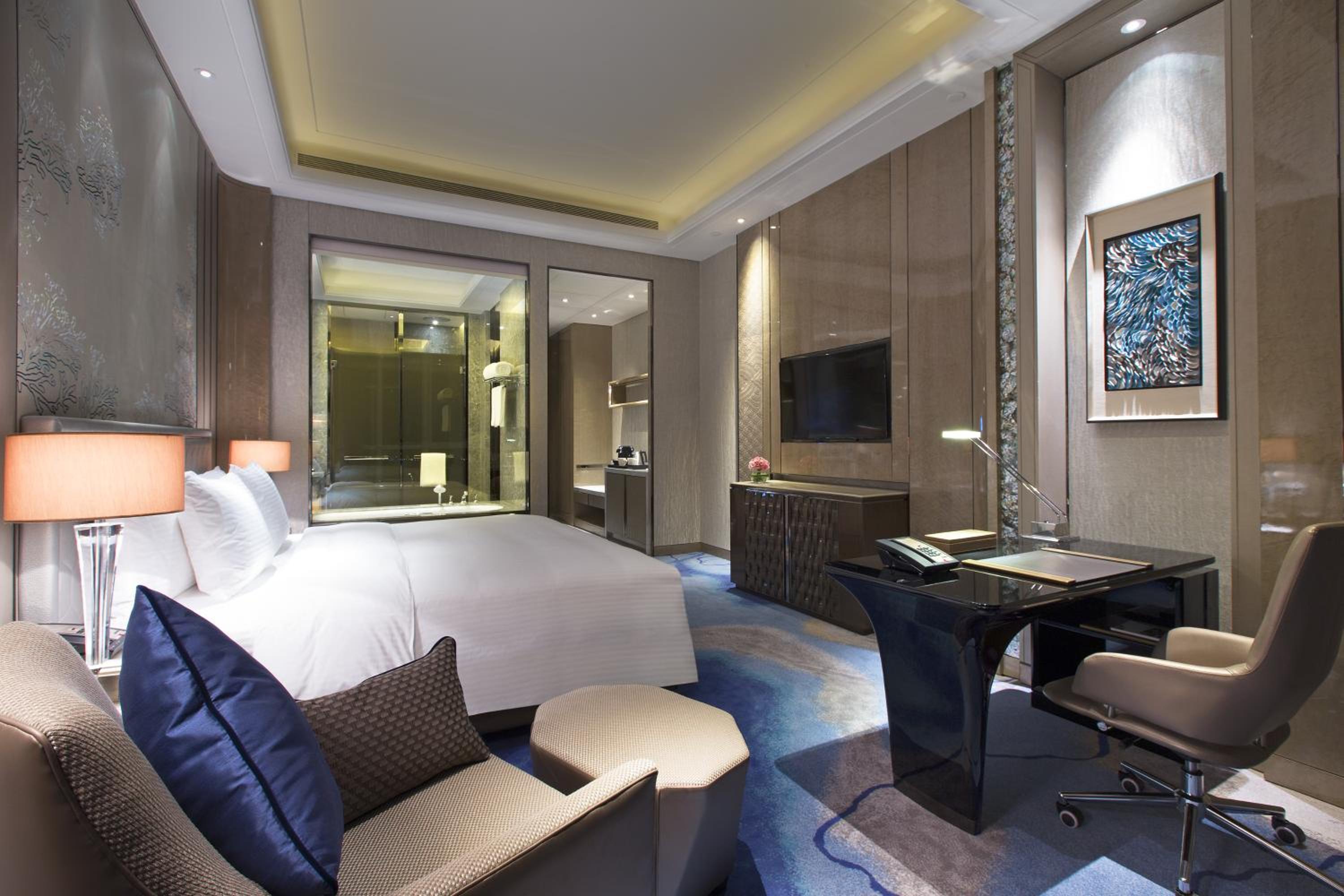 Deluxe Queen Room with City View