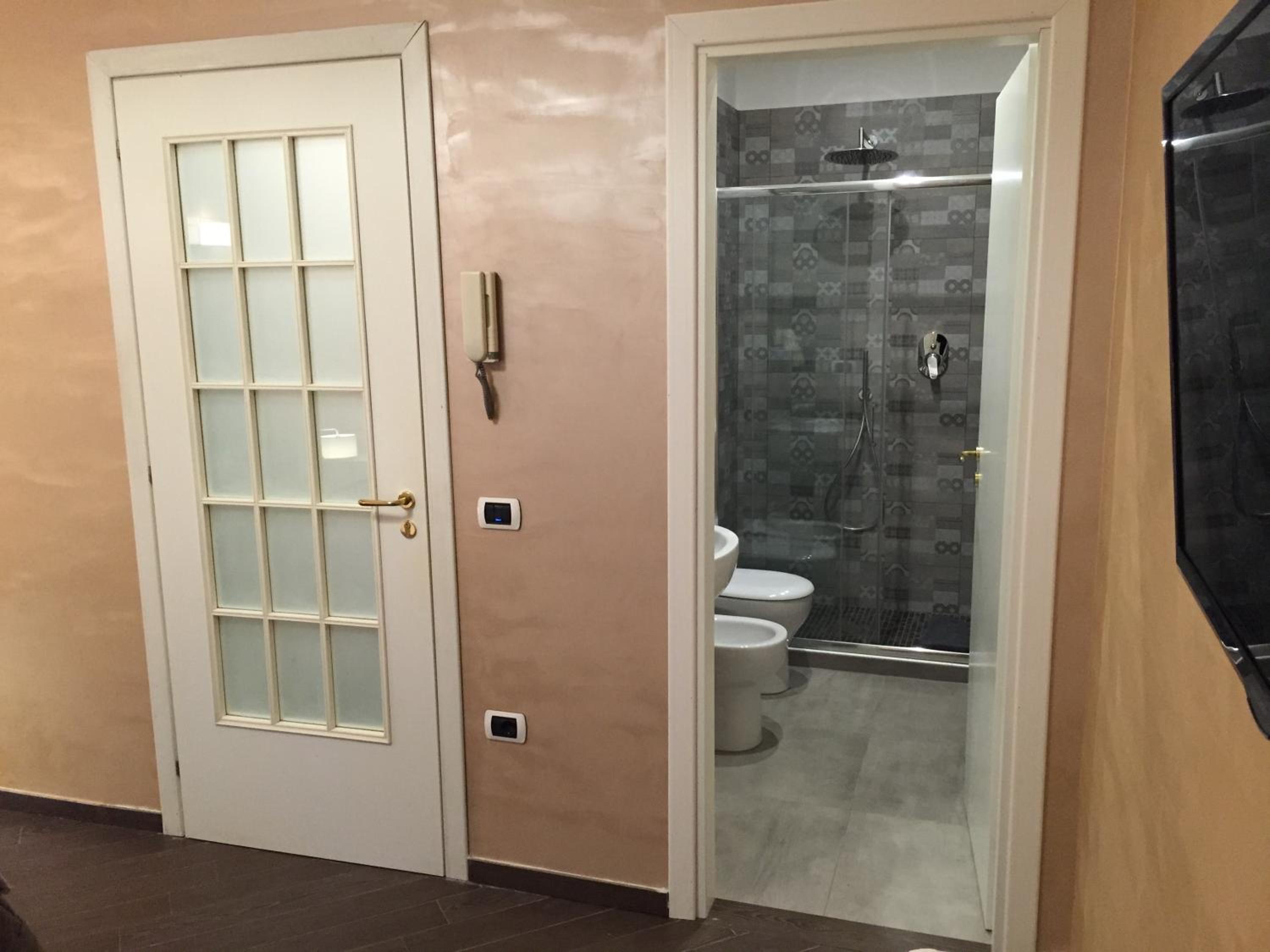 Double Room - Photo 18