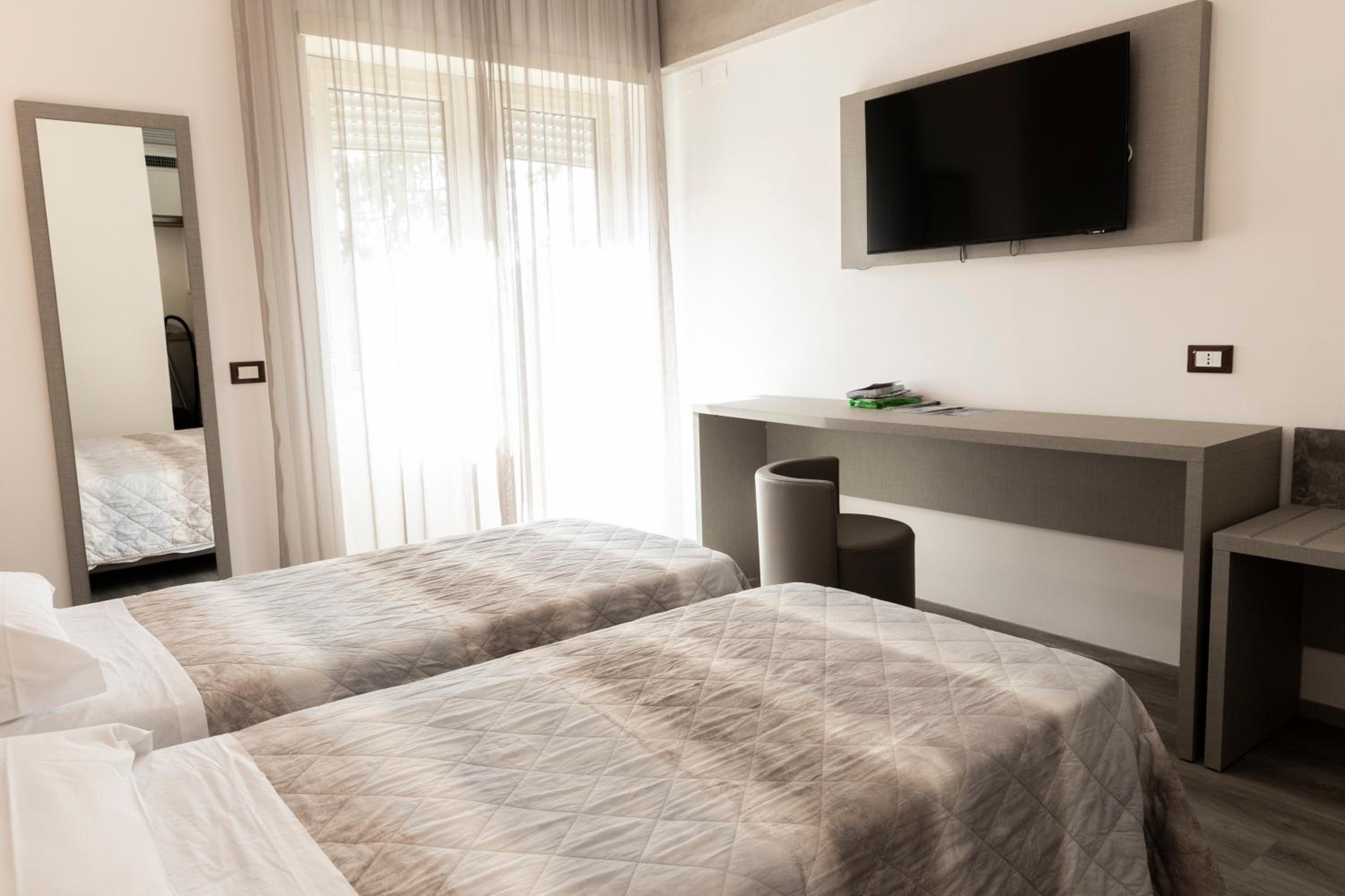 Superior Twin Room thumbnail 6