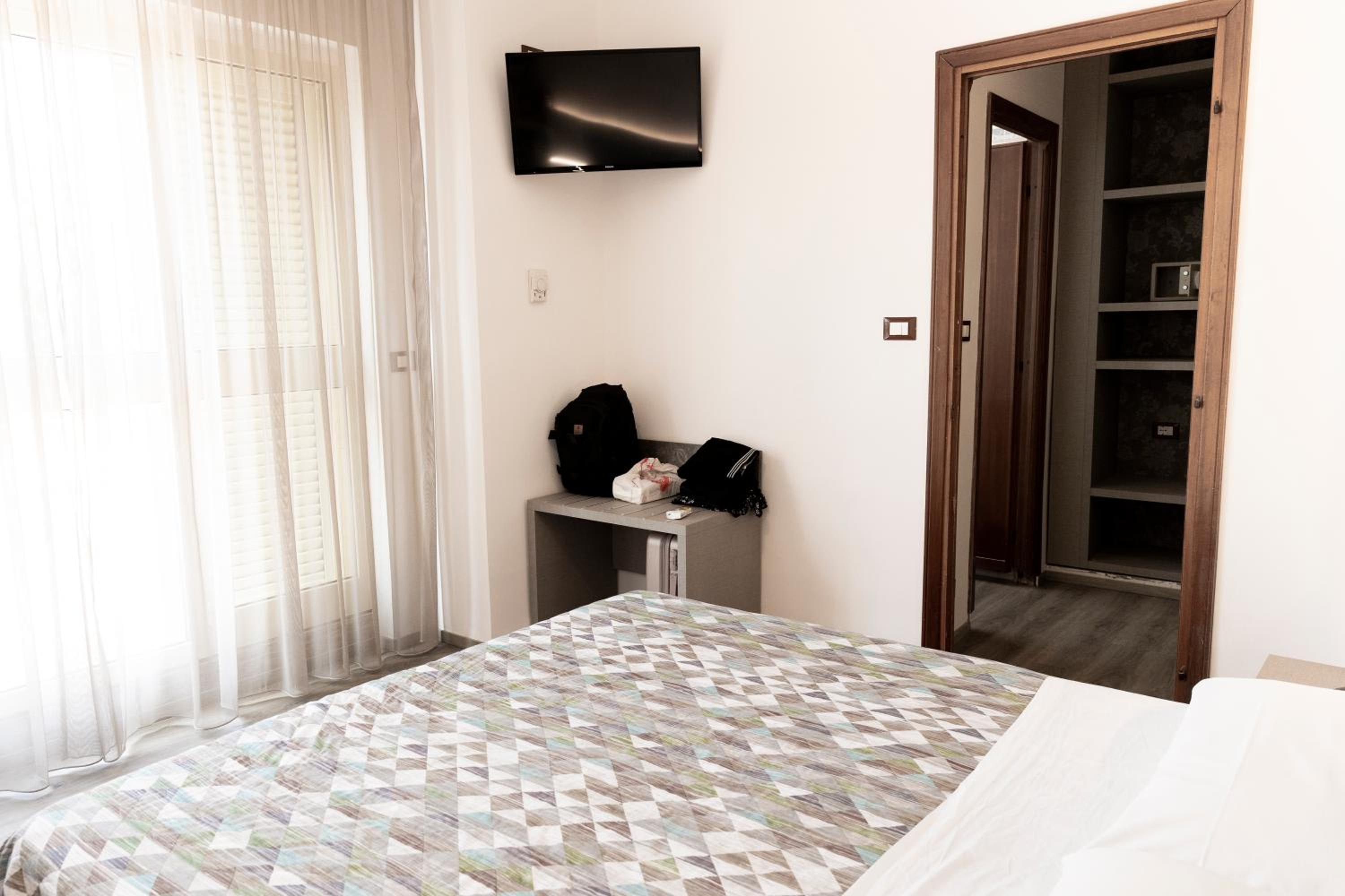 Superior Double Room thumbnail 6