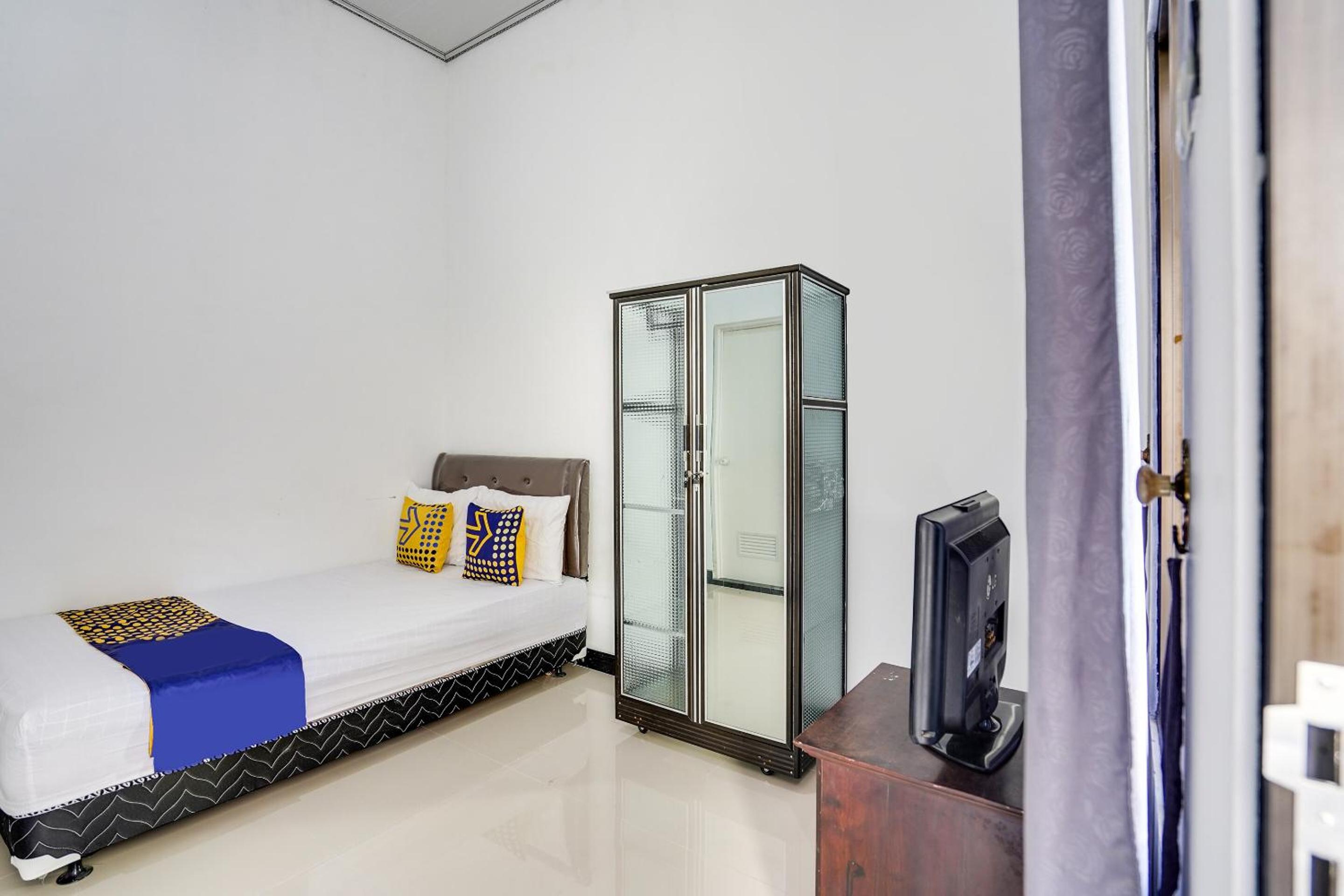 Budget Double Room photo 3