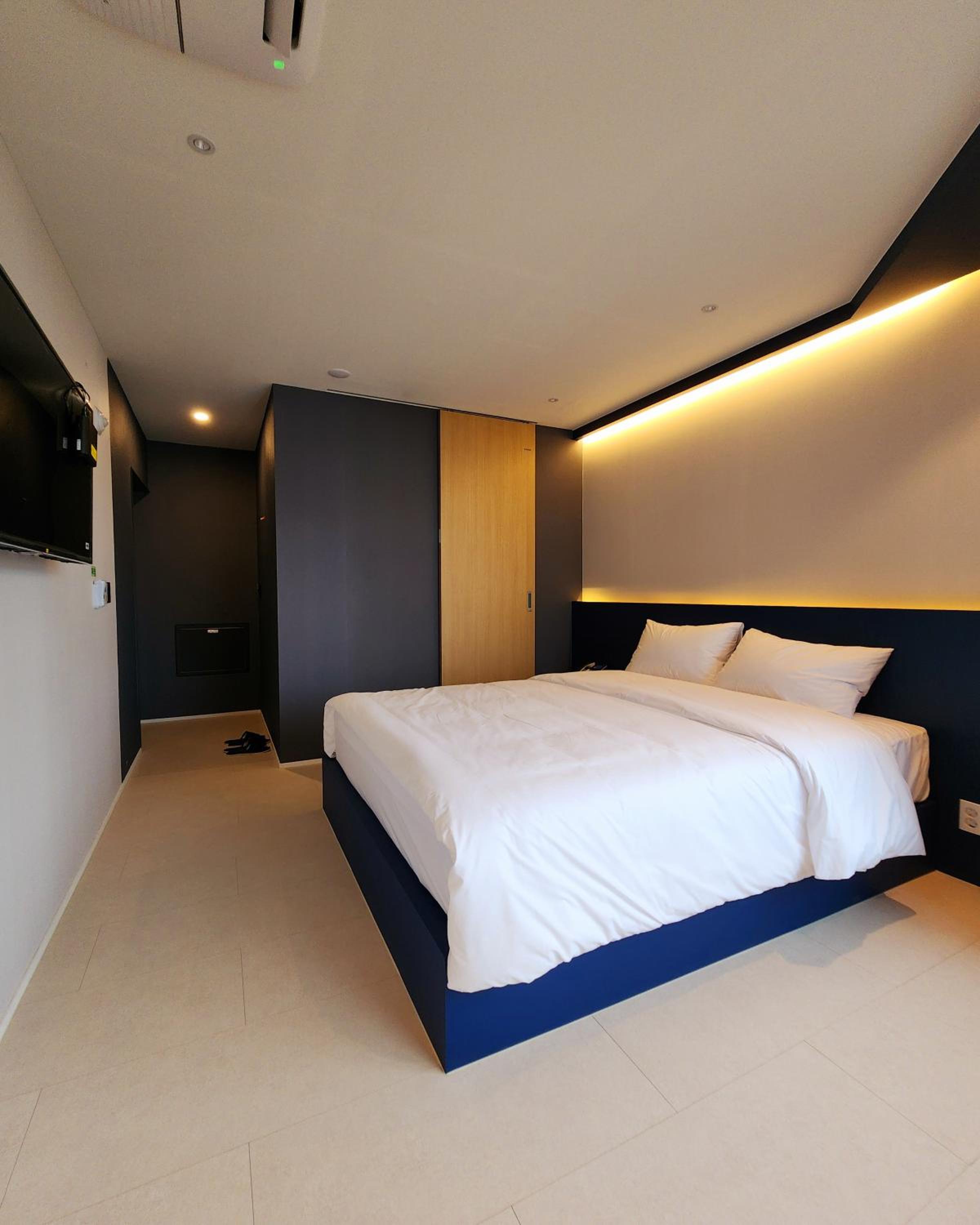 Deluxe Double Room - Photo 13