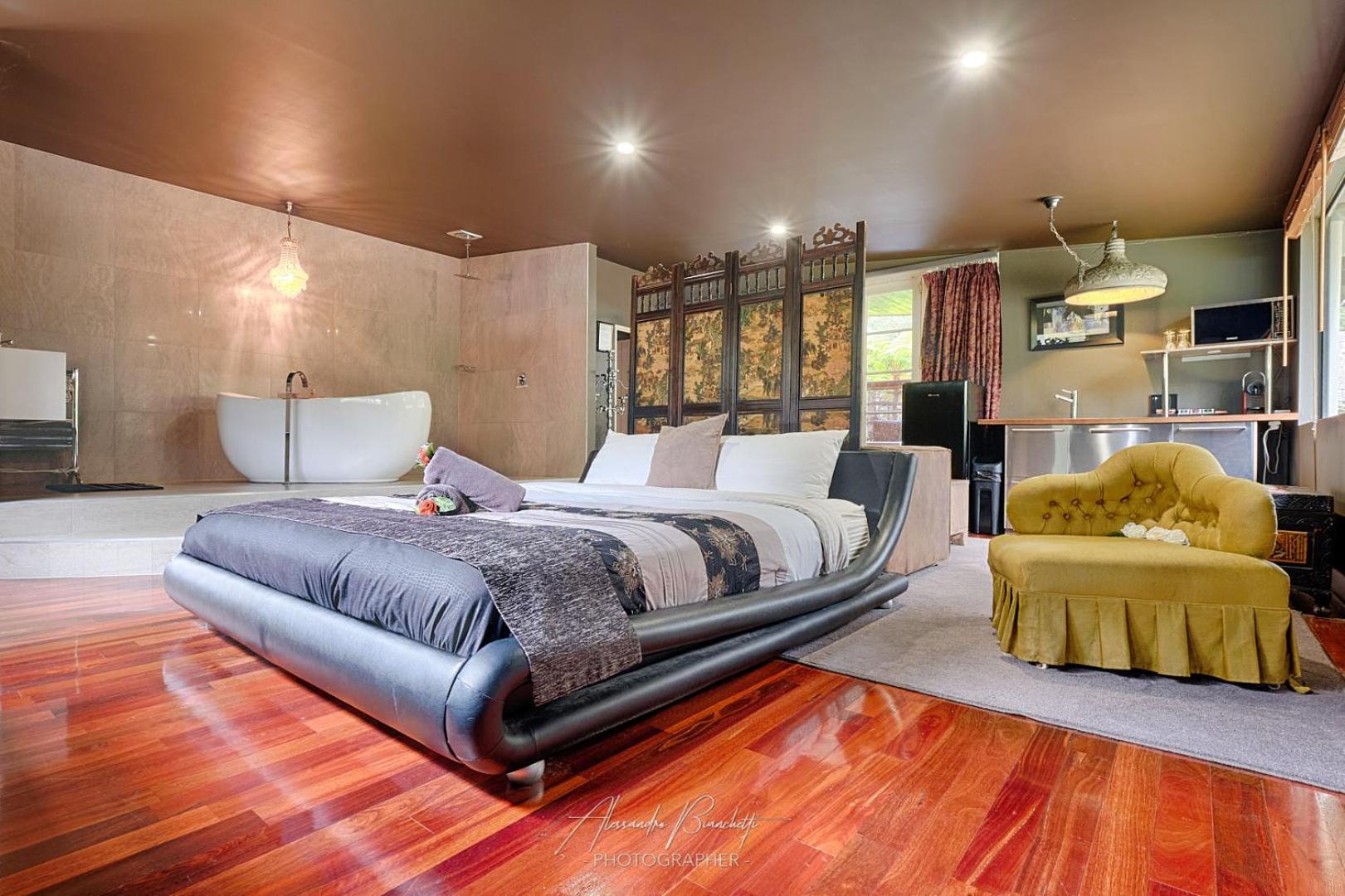 Suite with Hot Tub