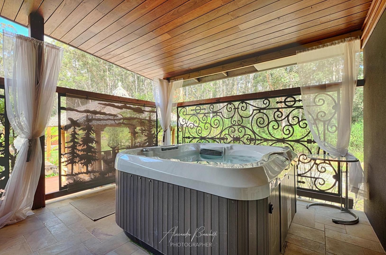 Suite with Hot Tub photo 2