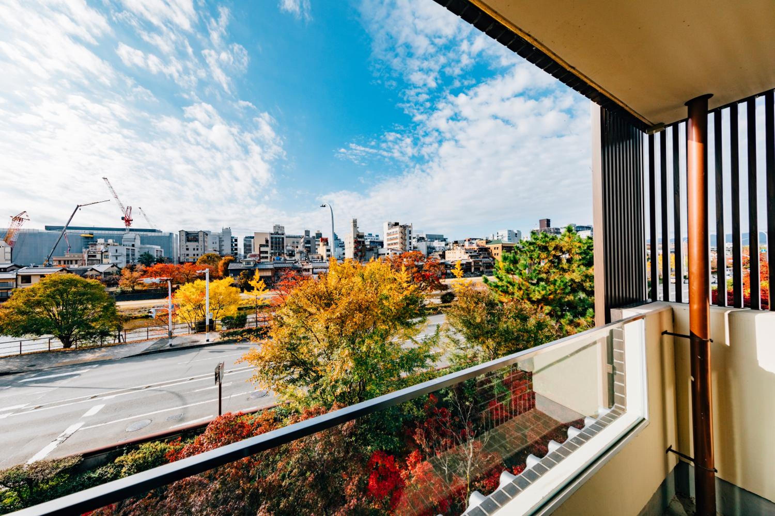 Corner Premium Twin Room with River View