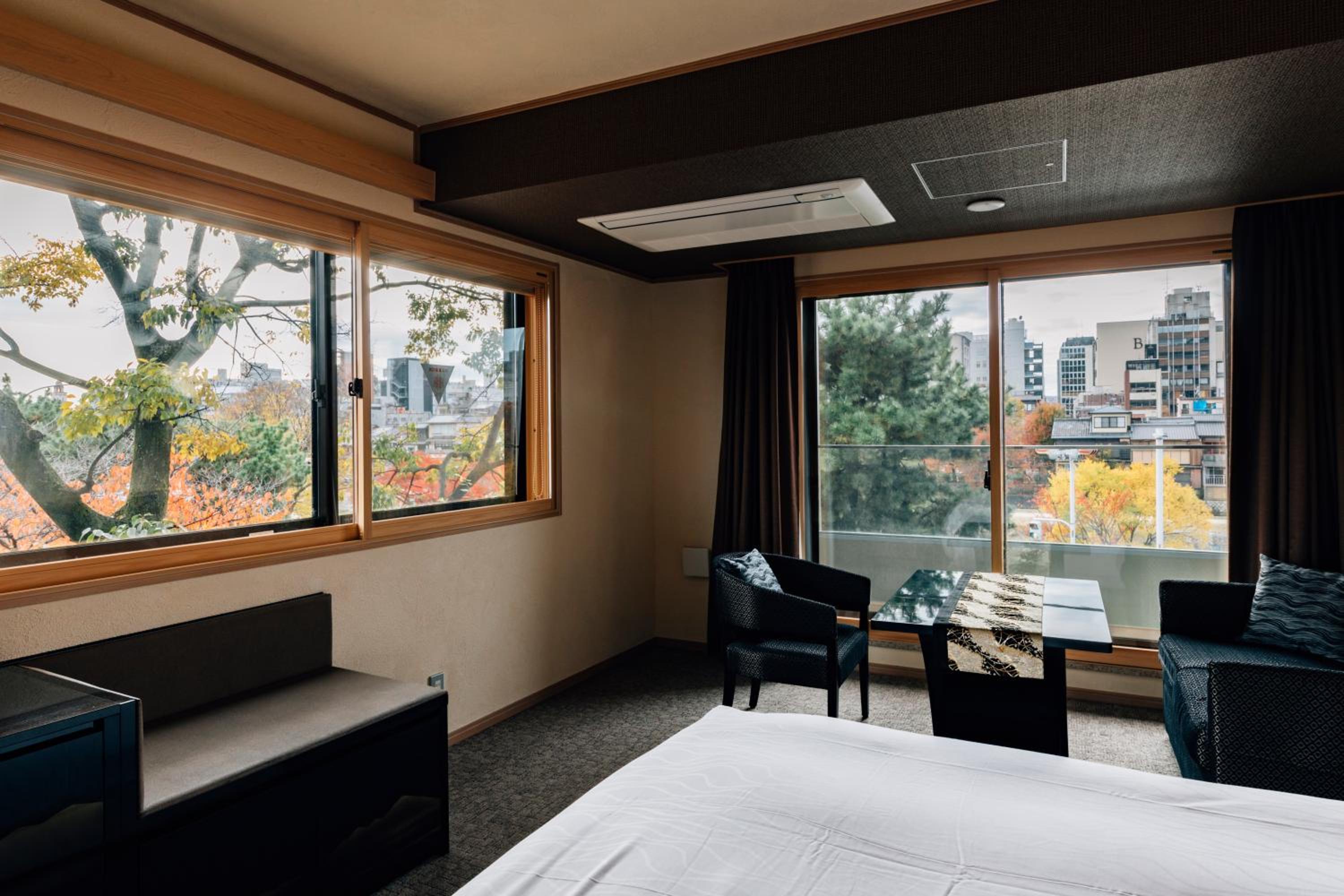 Corner Premium Double Room with River View thumbnail 5