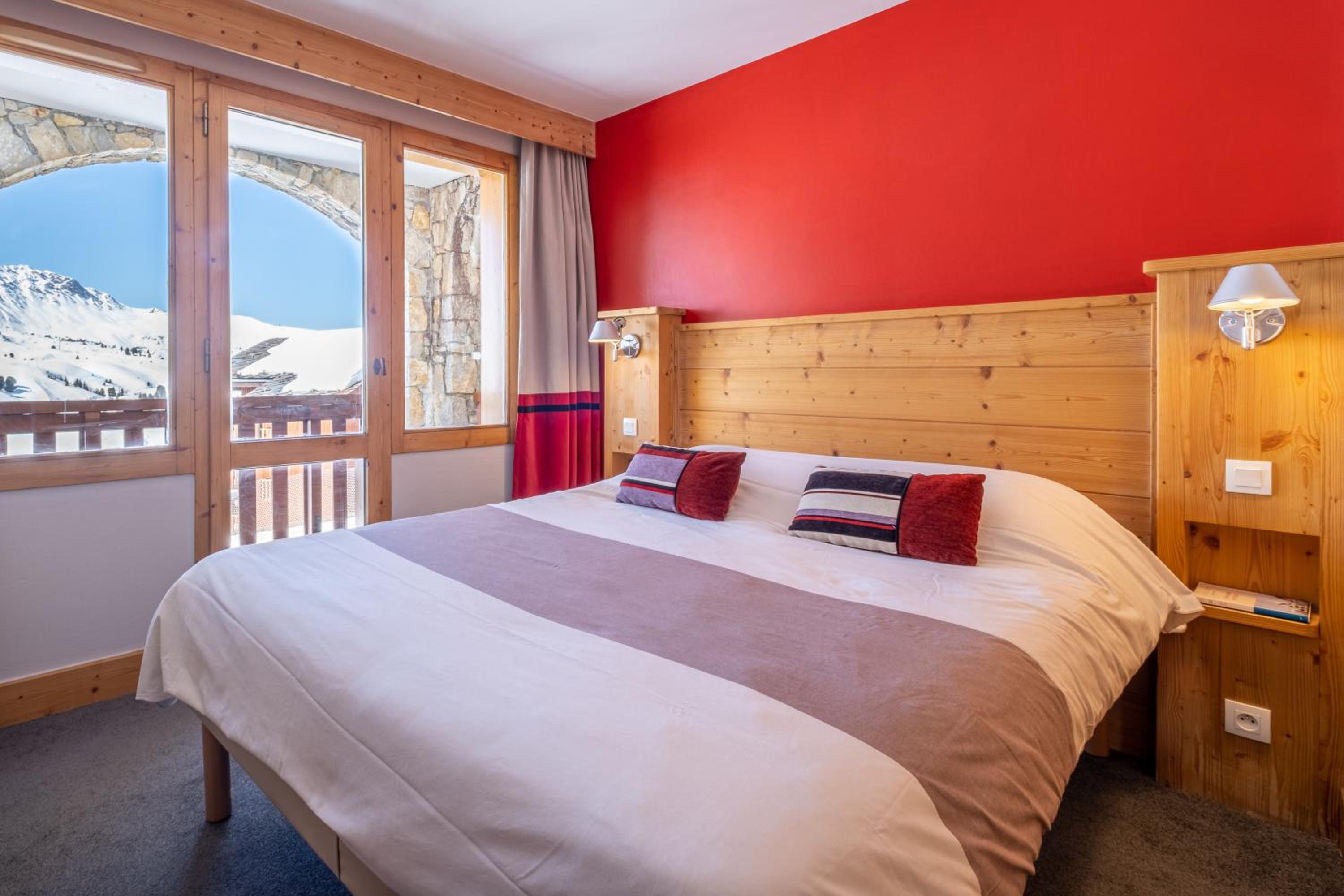 One-Bedroom Apartment with Sleeping Alcove and Mountain View (6 People) - South Side photo 2