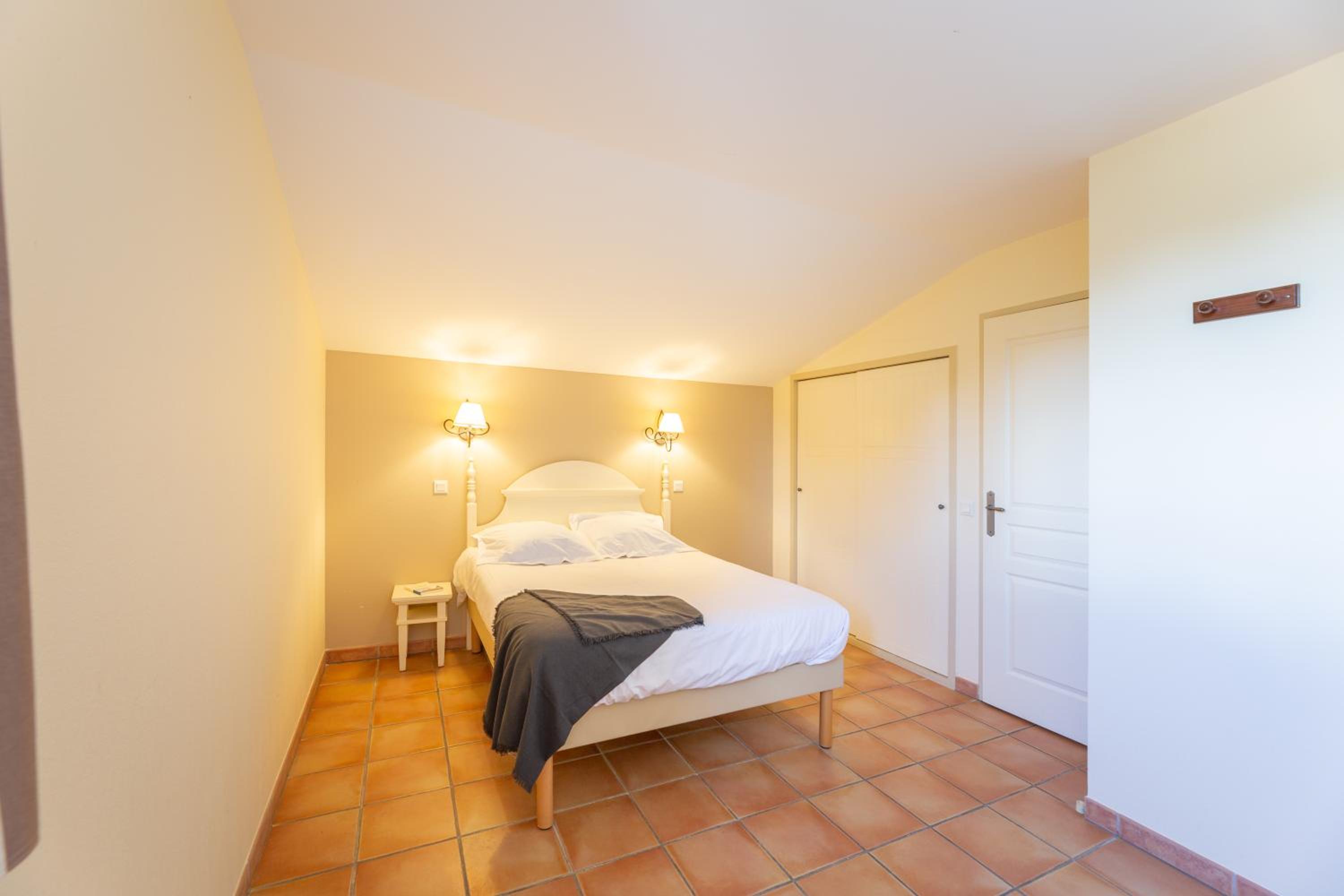 One-Bedroom Apartment with Sleeping Alcove (7 People) photo 2