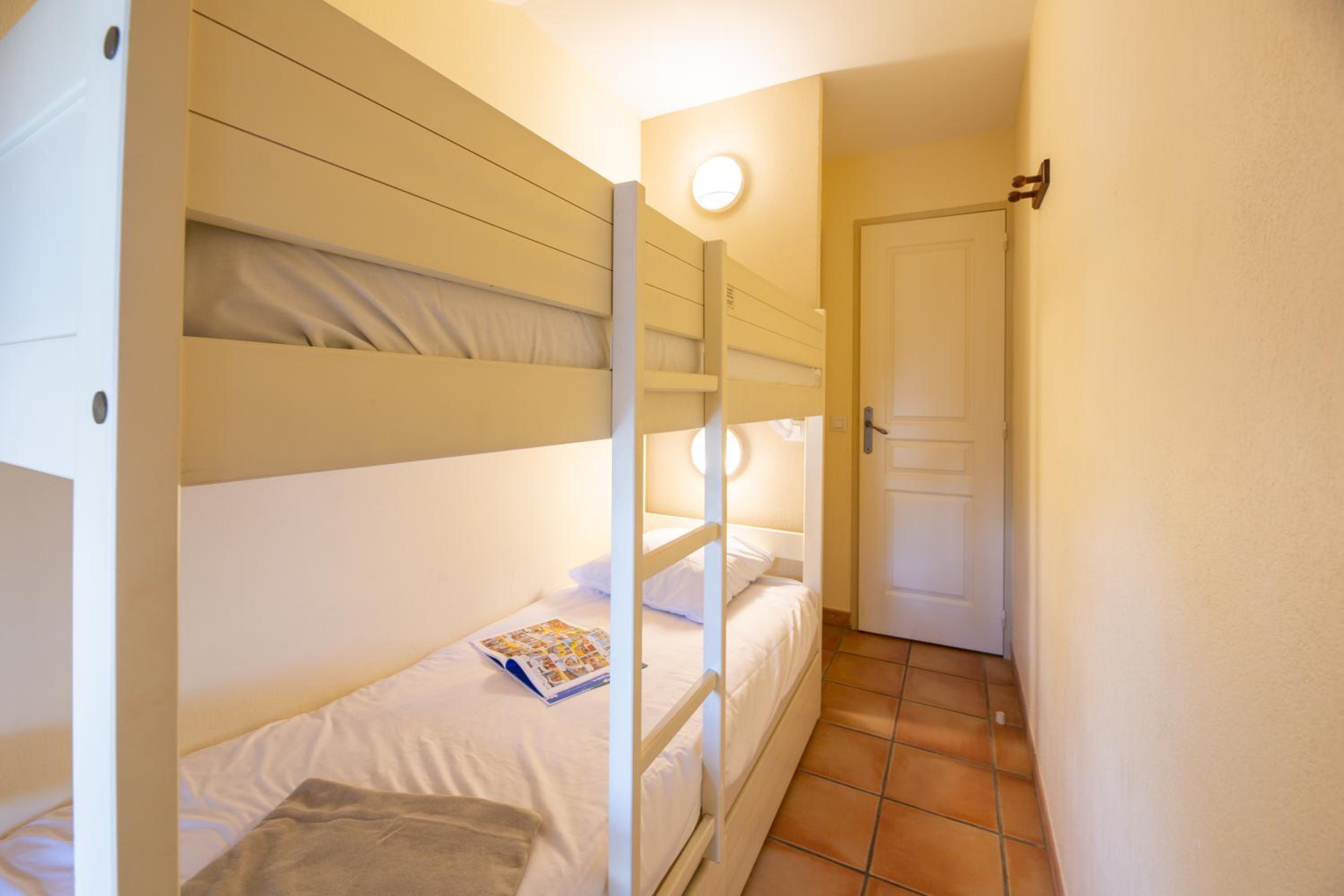 One-Bedroom Apartment with Sleeping Alcove (7 People) photo 1
