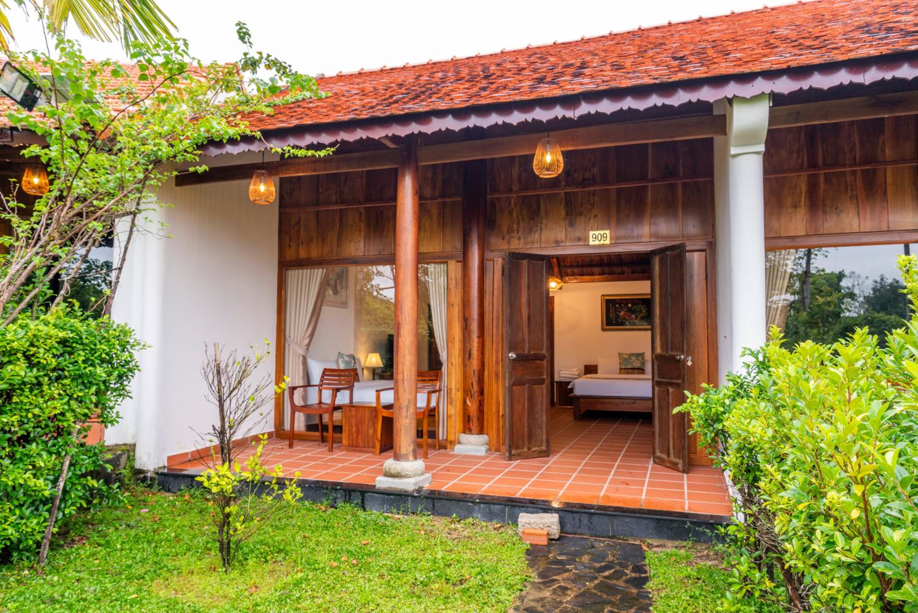Triple Bungalow - Photo 7