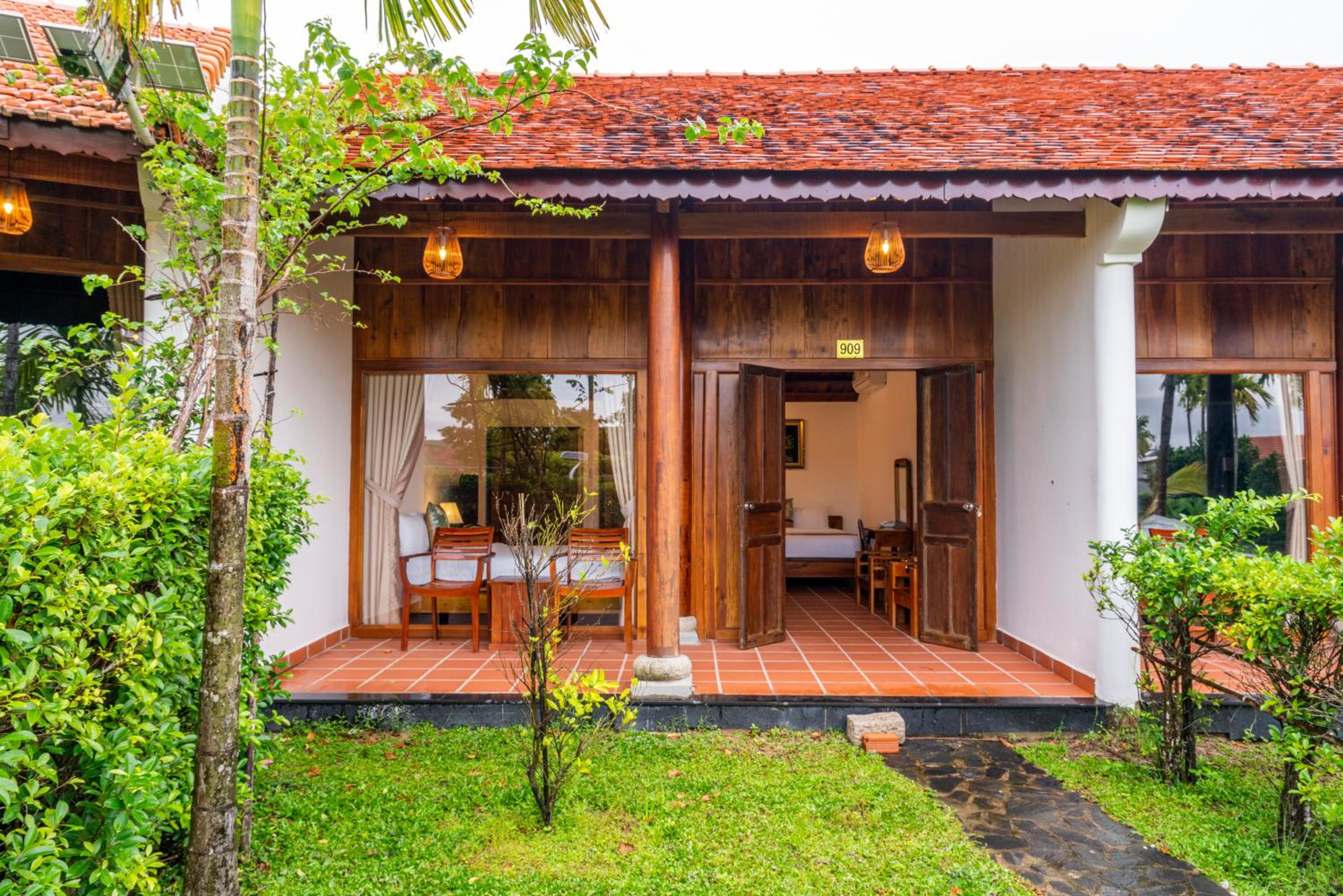 Triple Bungalow - Photo 3