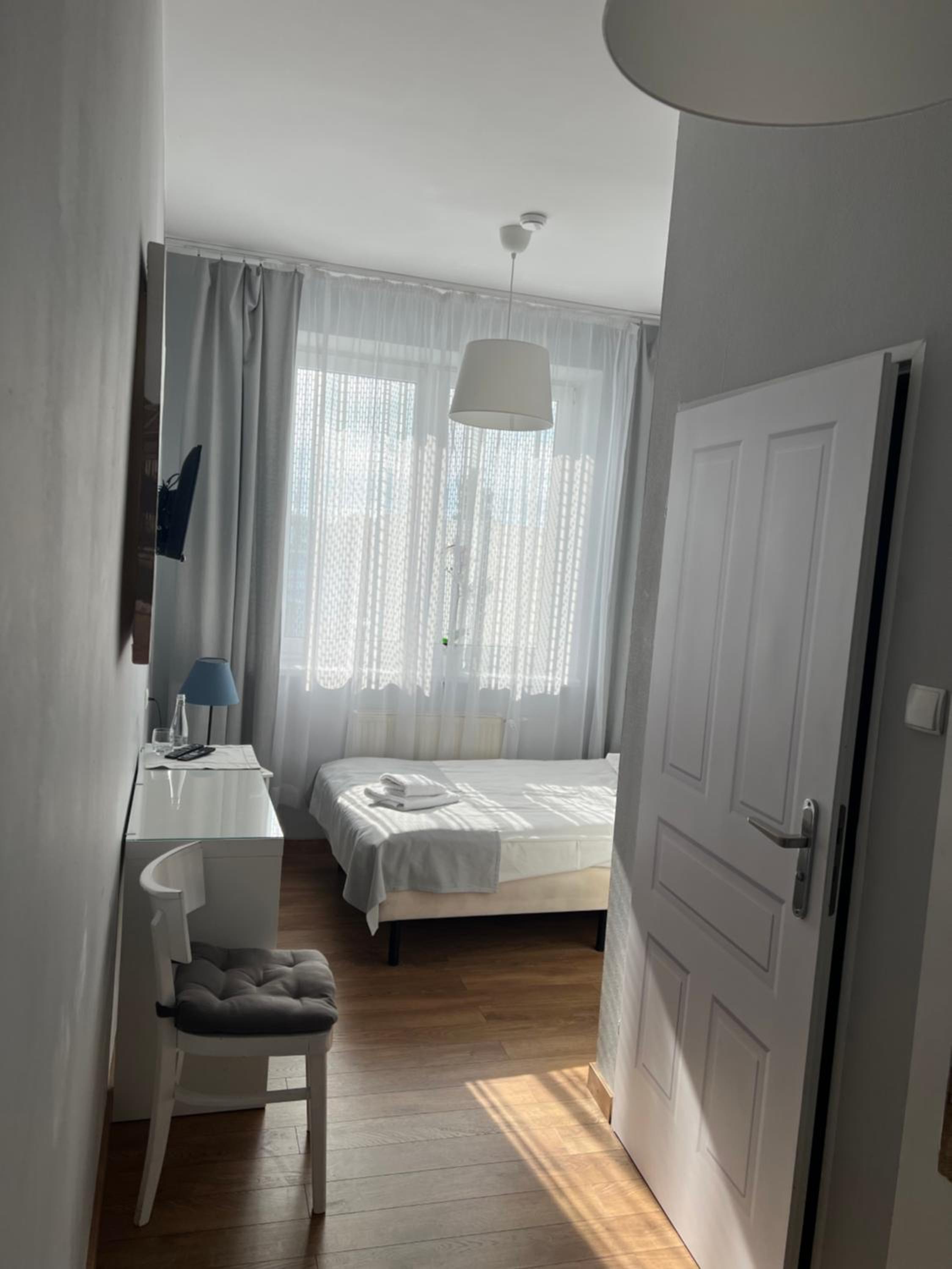Queen Room photo 2
