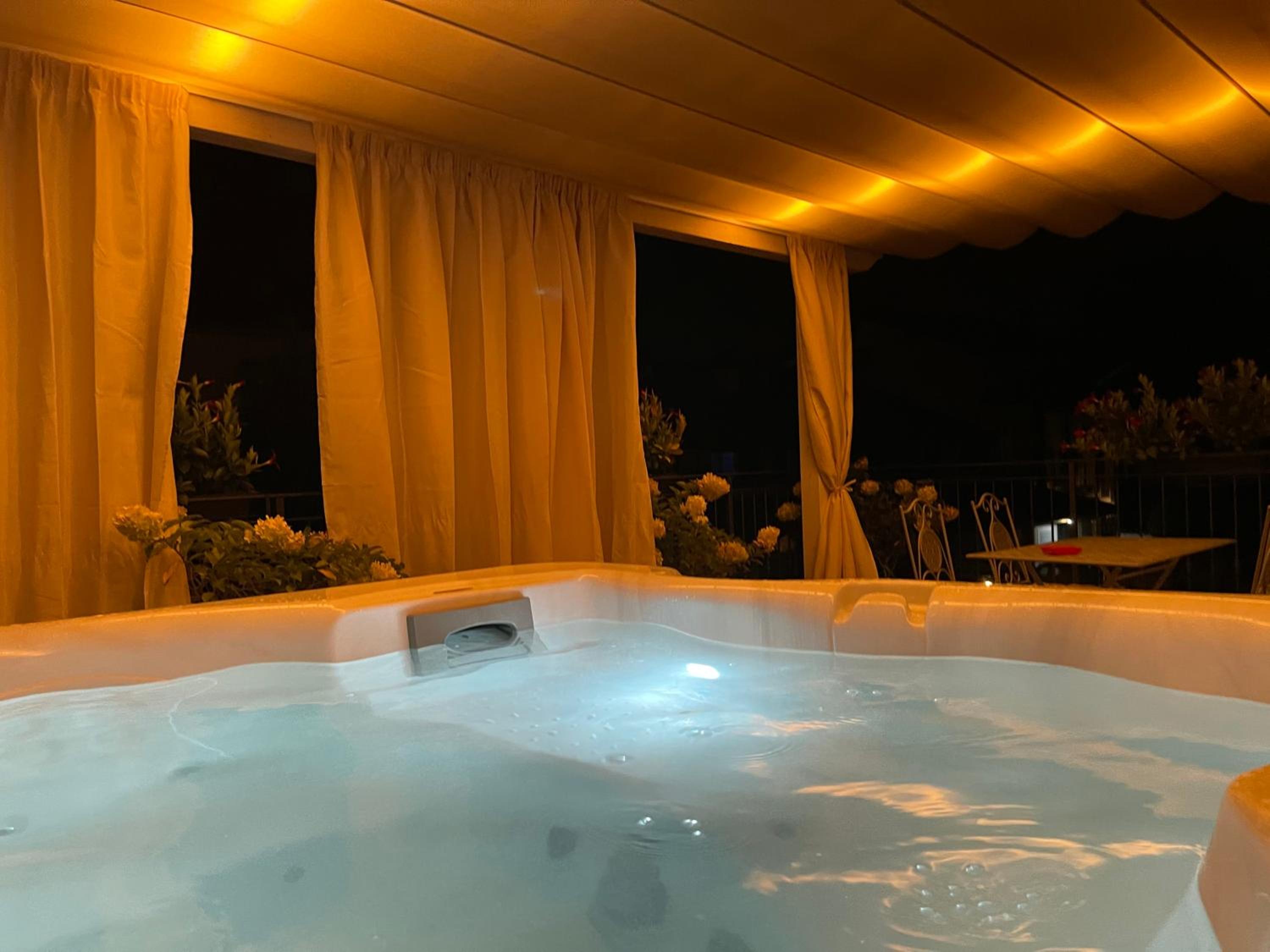Queen Suite with Spa Bath - Photo 10