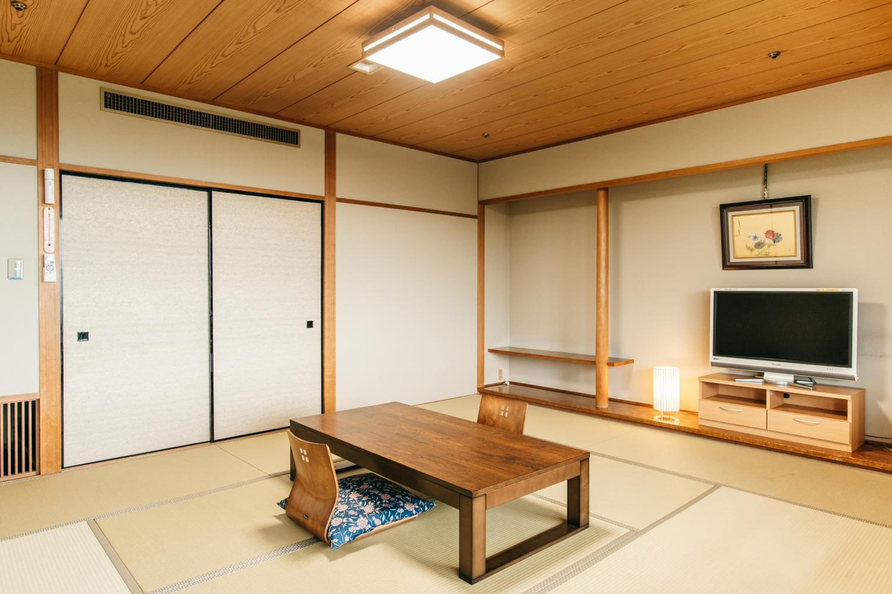 Japanese-style Room with 10 Tatami (MAX 5 Adults) photo 2