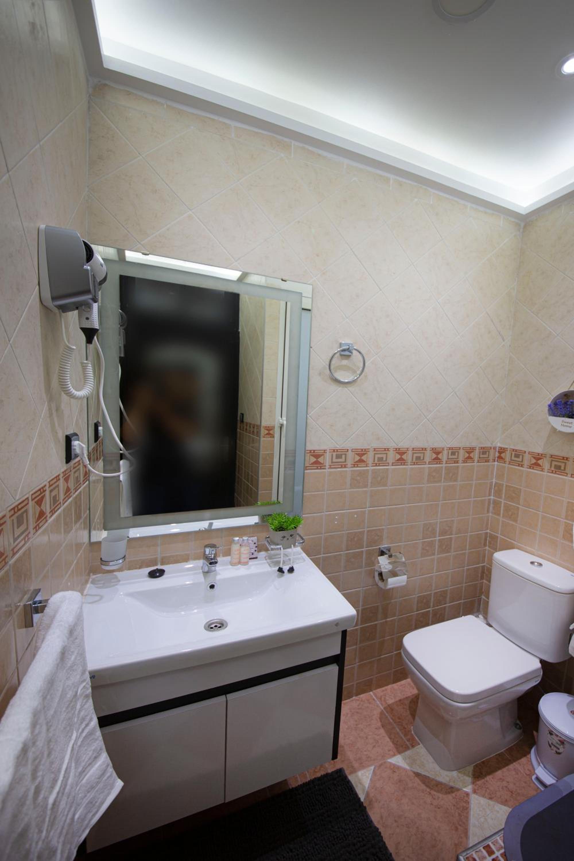 Twin Room with Private Bathroom - Photo 6