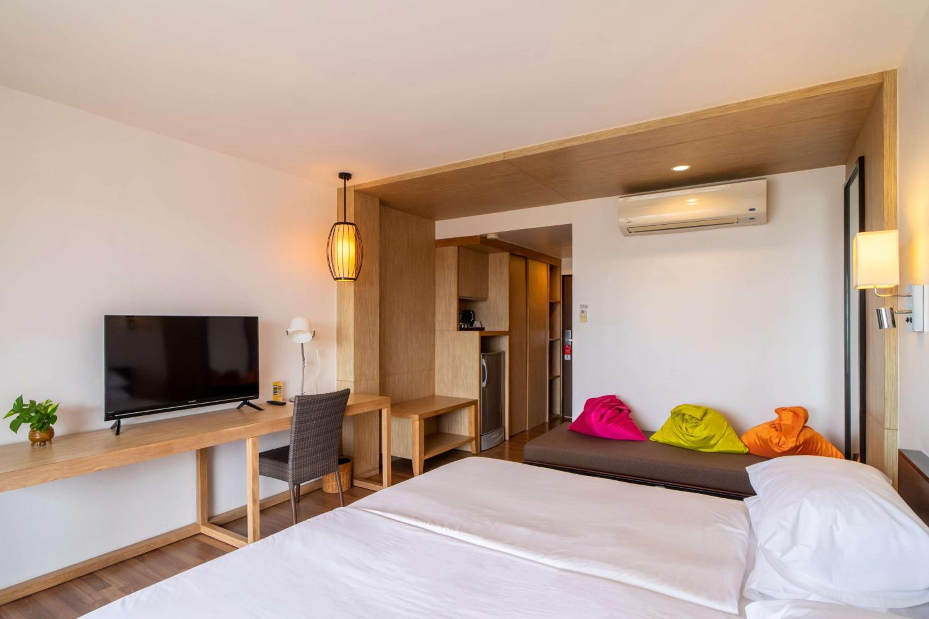 Deluxe King Room - Photo 14