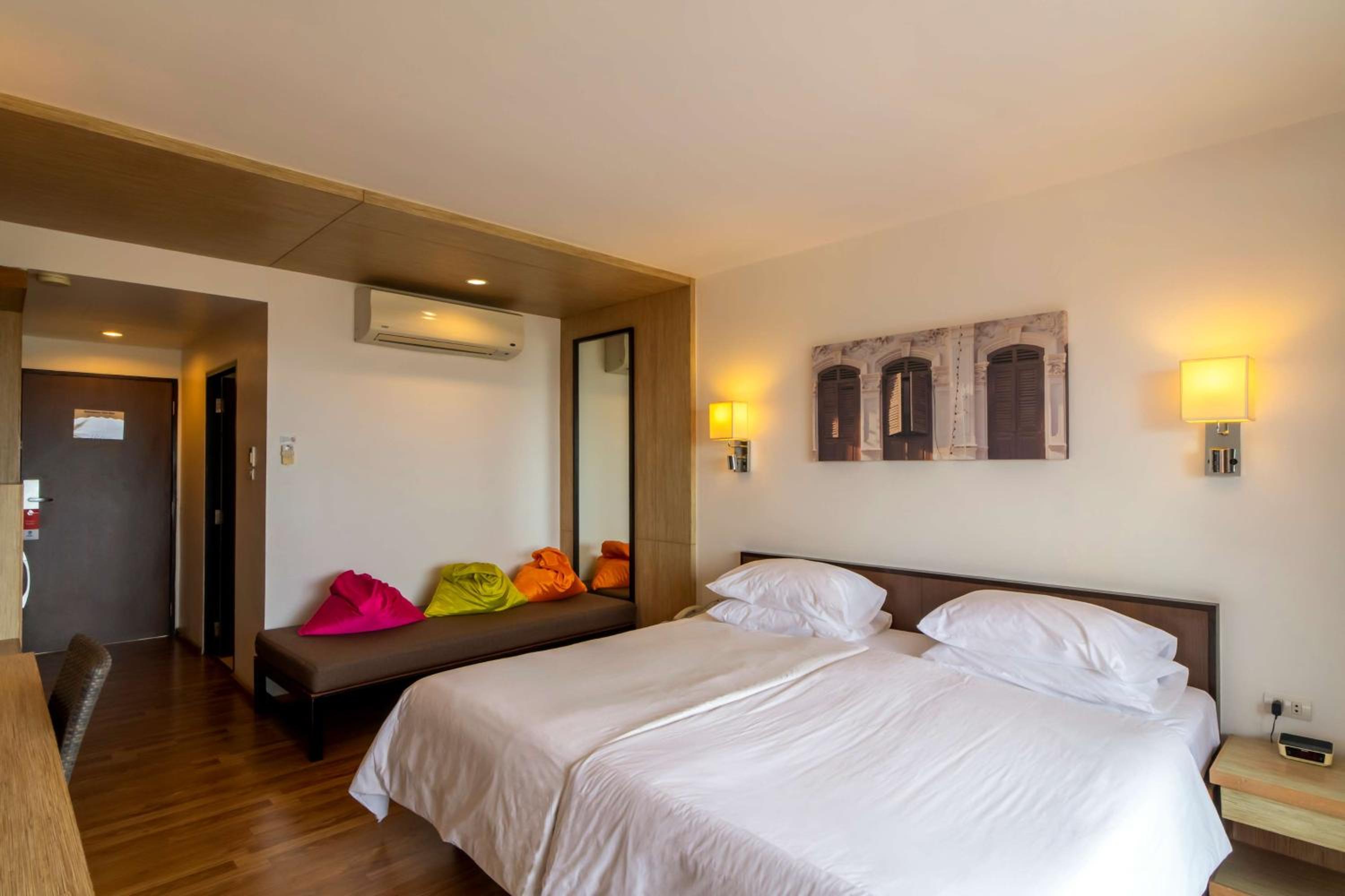 Deluxe King Room - Photo 13