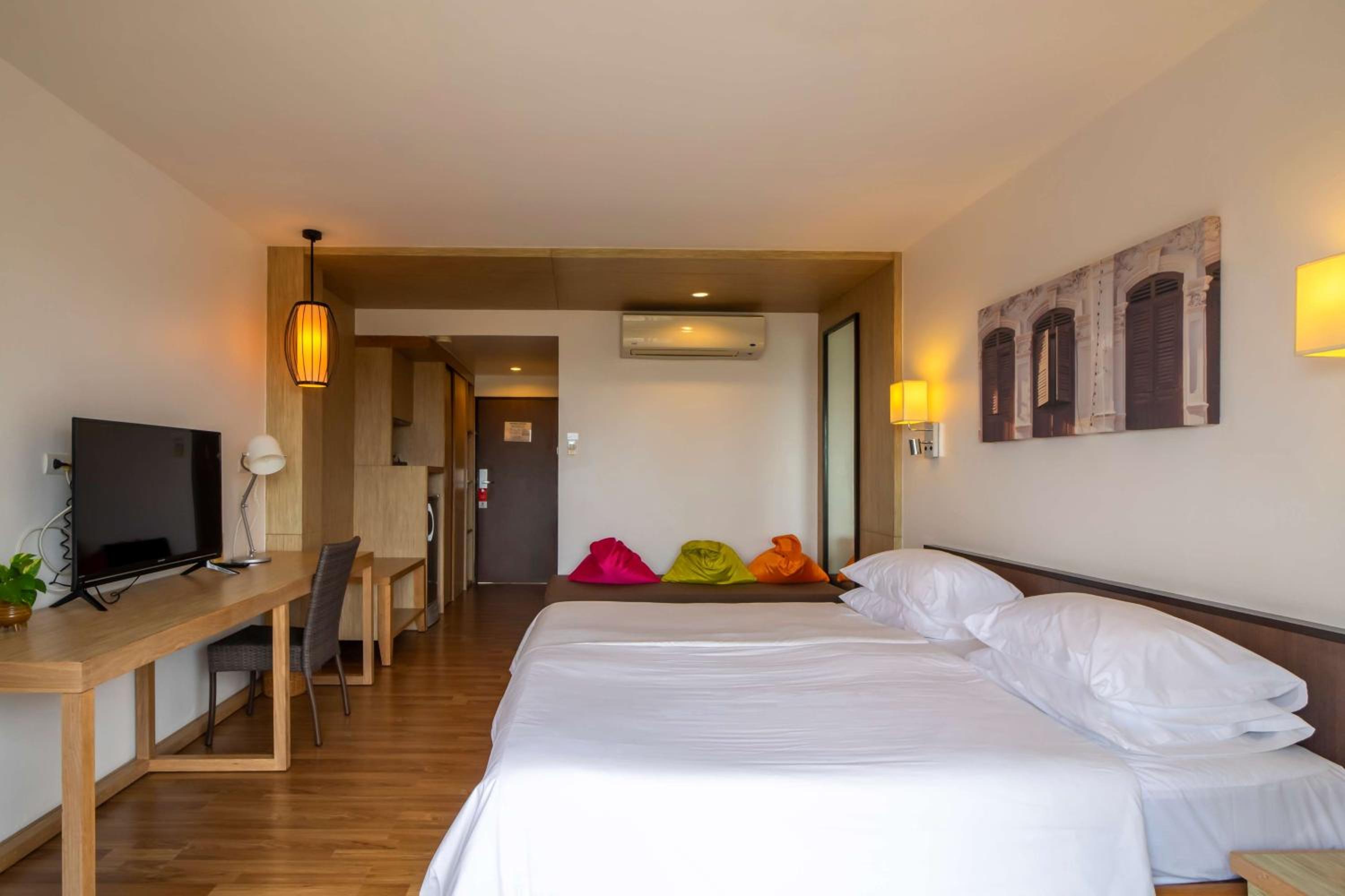 Deluxe King Room - Photo 12