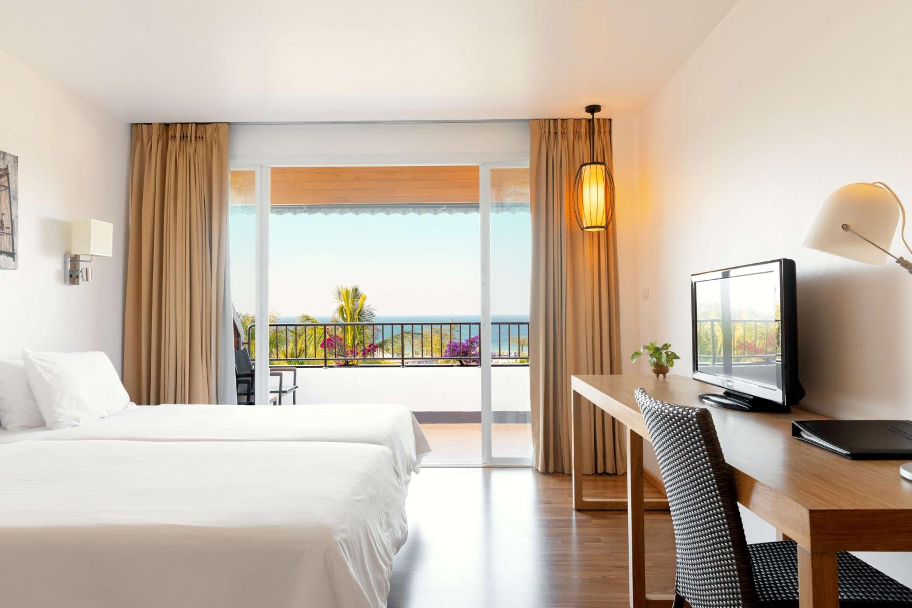 Deluxe King Room - Photo 10