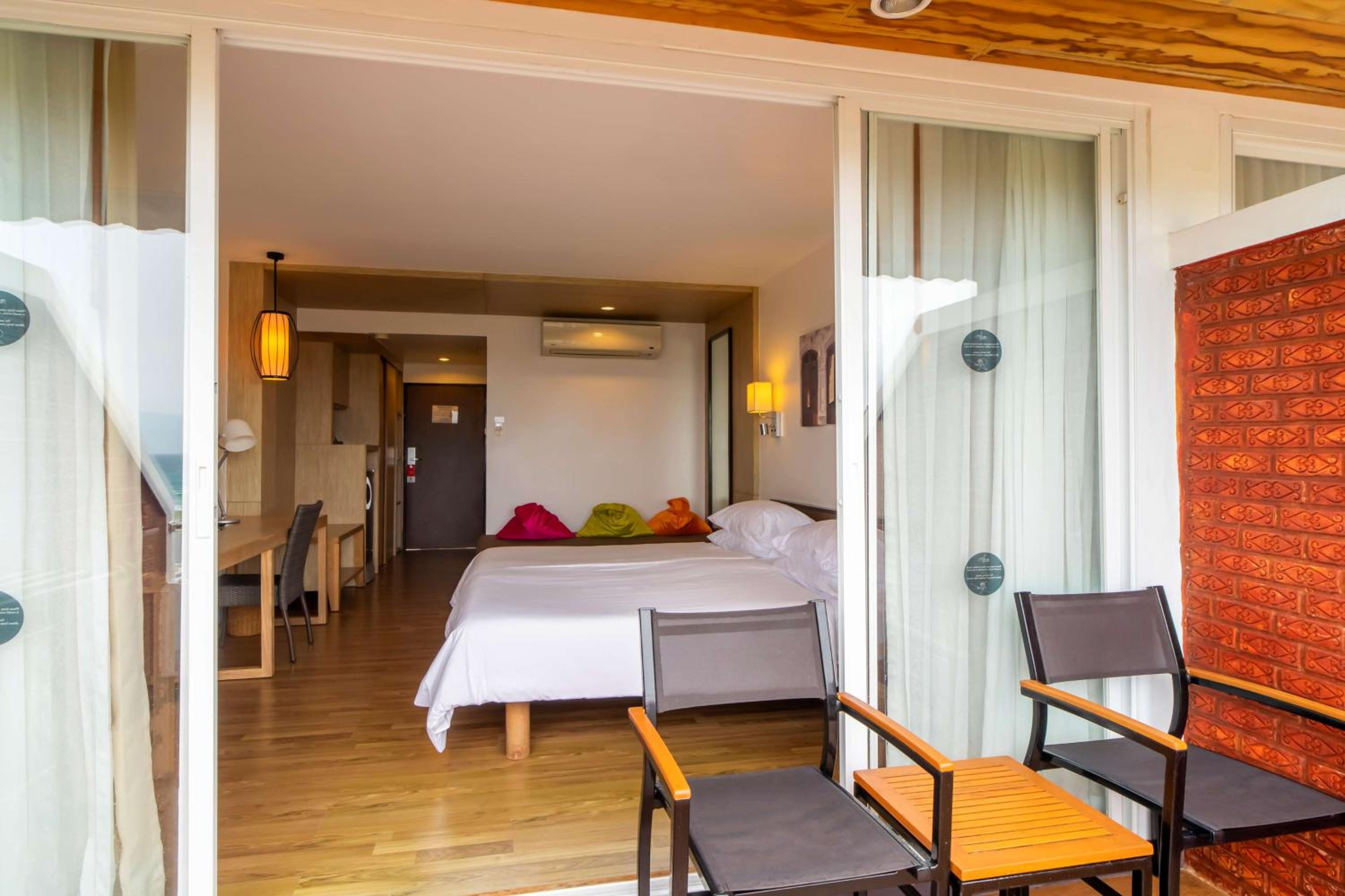 Deluxe King Room - Photo 11