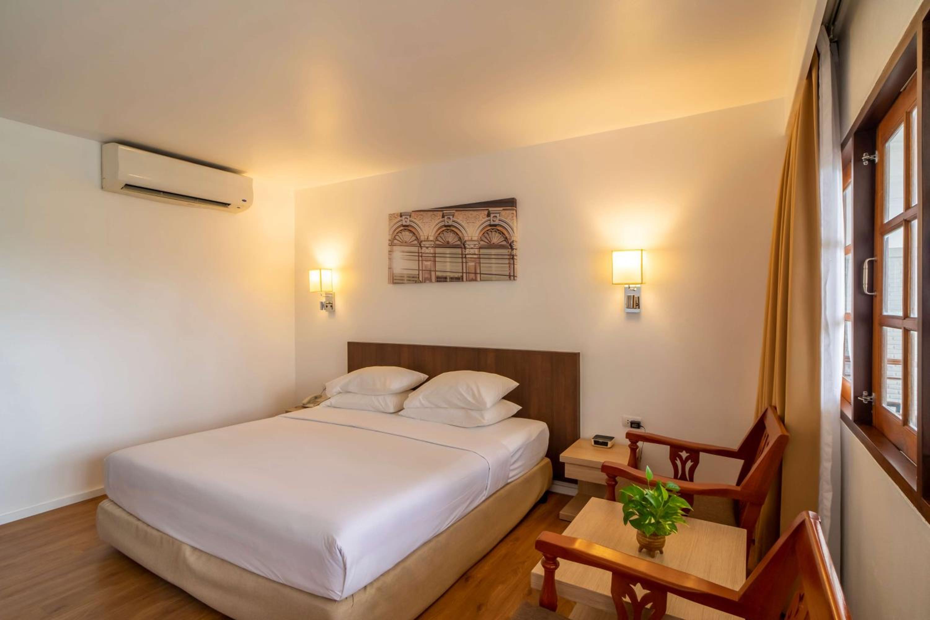 Superior King Room with Partial Ocean View - Photo 1