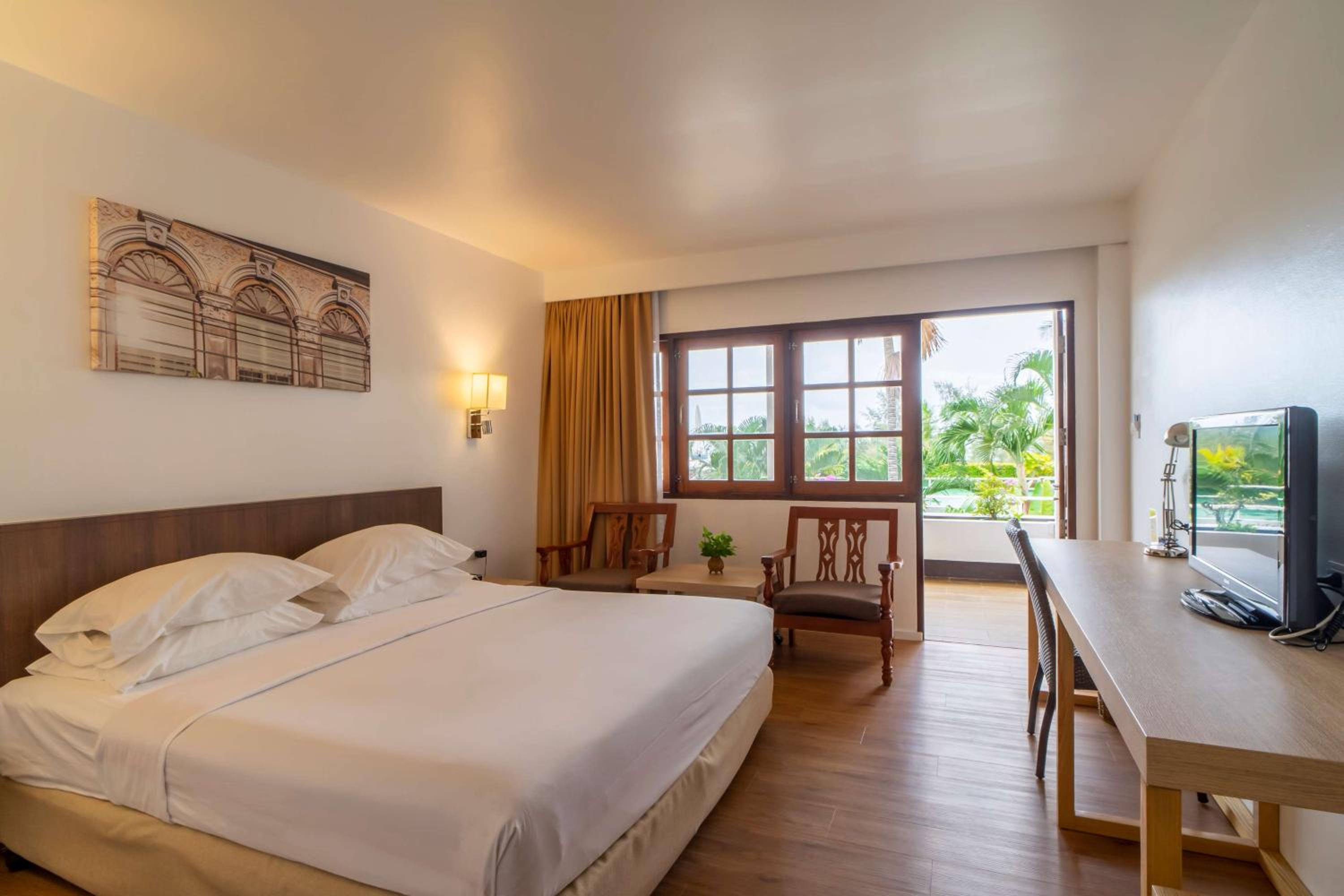Superior King Room with Partial Ocean View - Photo 7