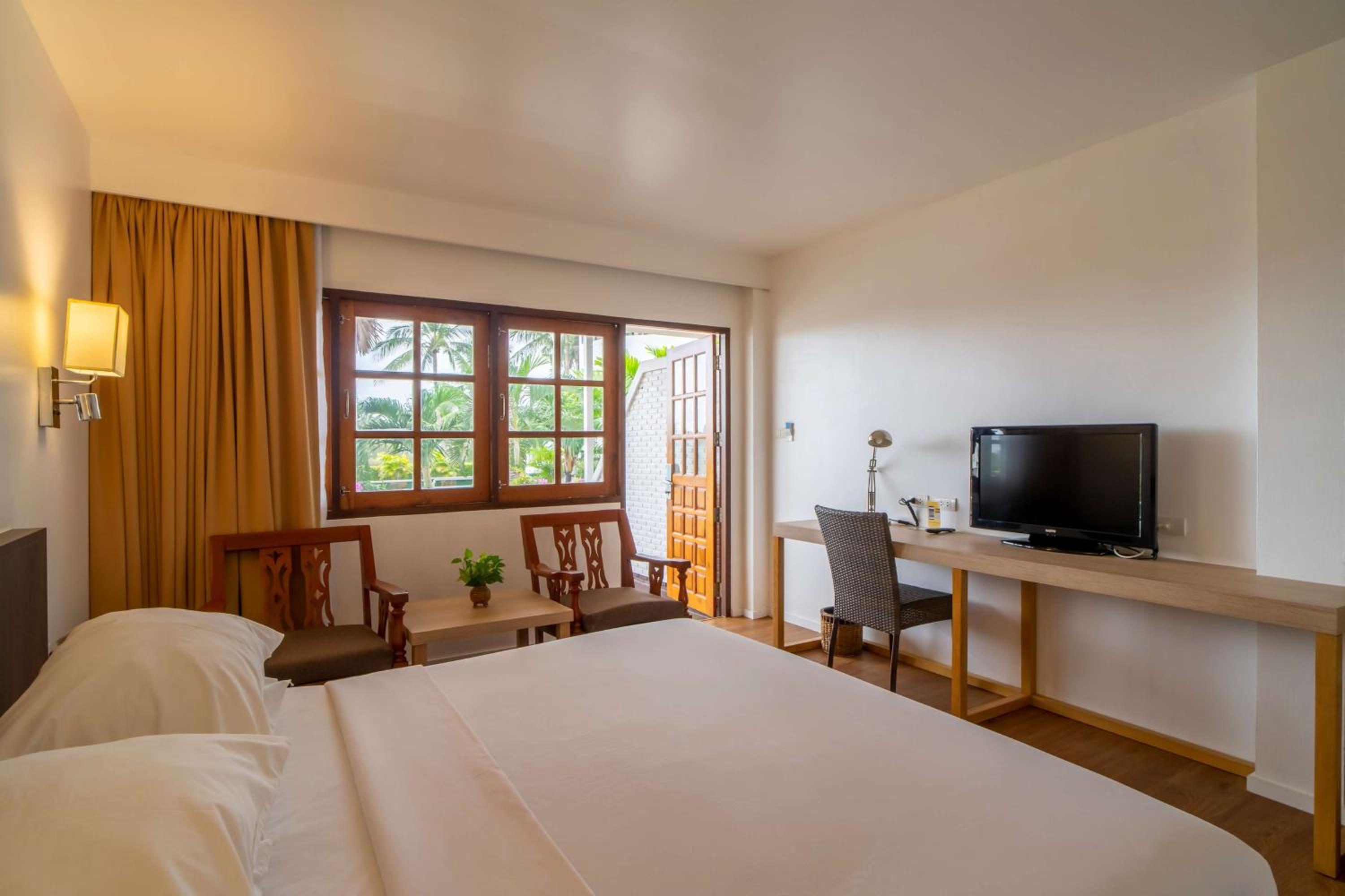Superior King Room with Partial Ocean View - Photo 6