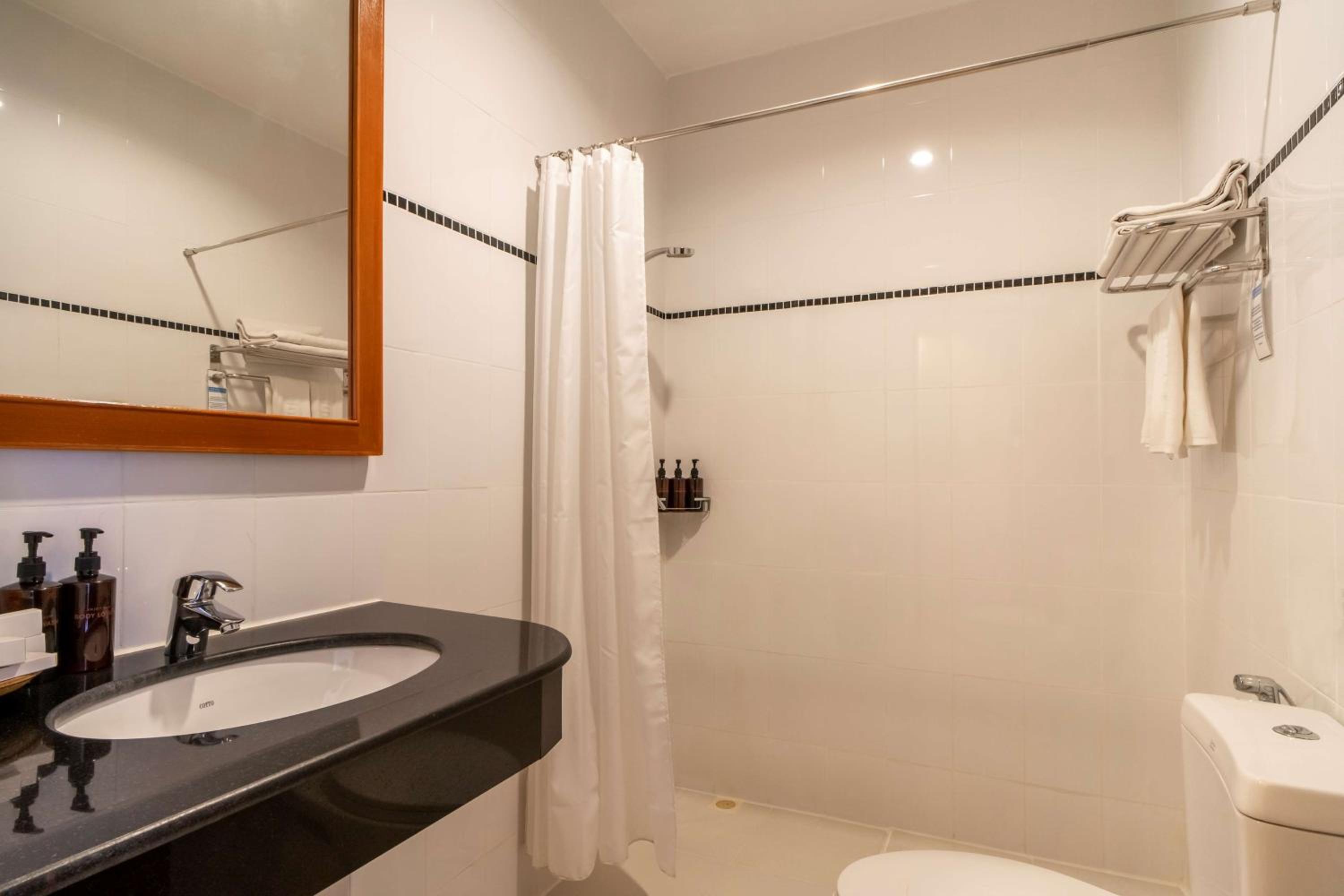 Superior King Room with Partial Ocean View - Photo 5