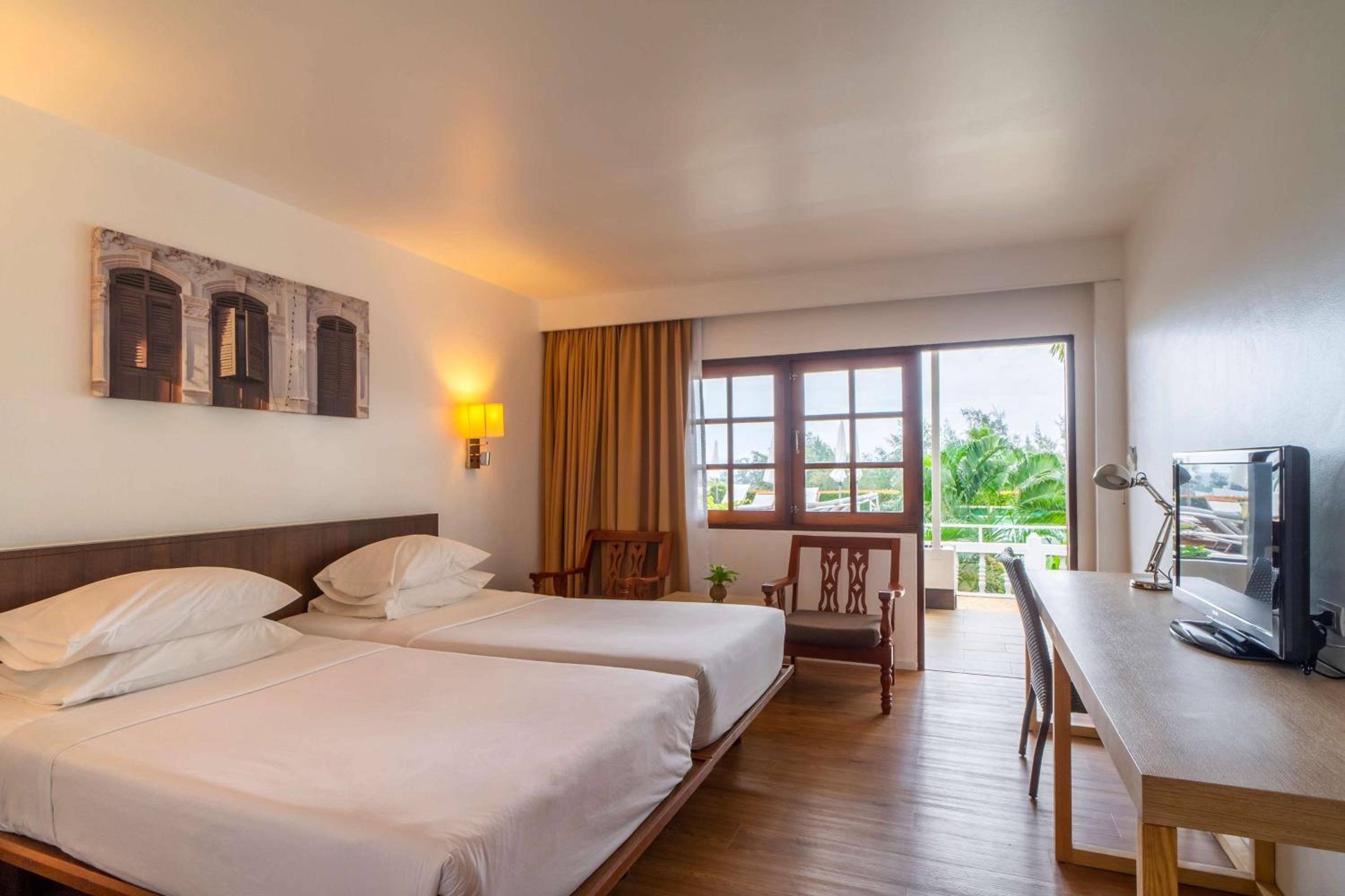 Superior Twin Room with Partial Ocean View - Photo 3
