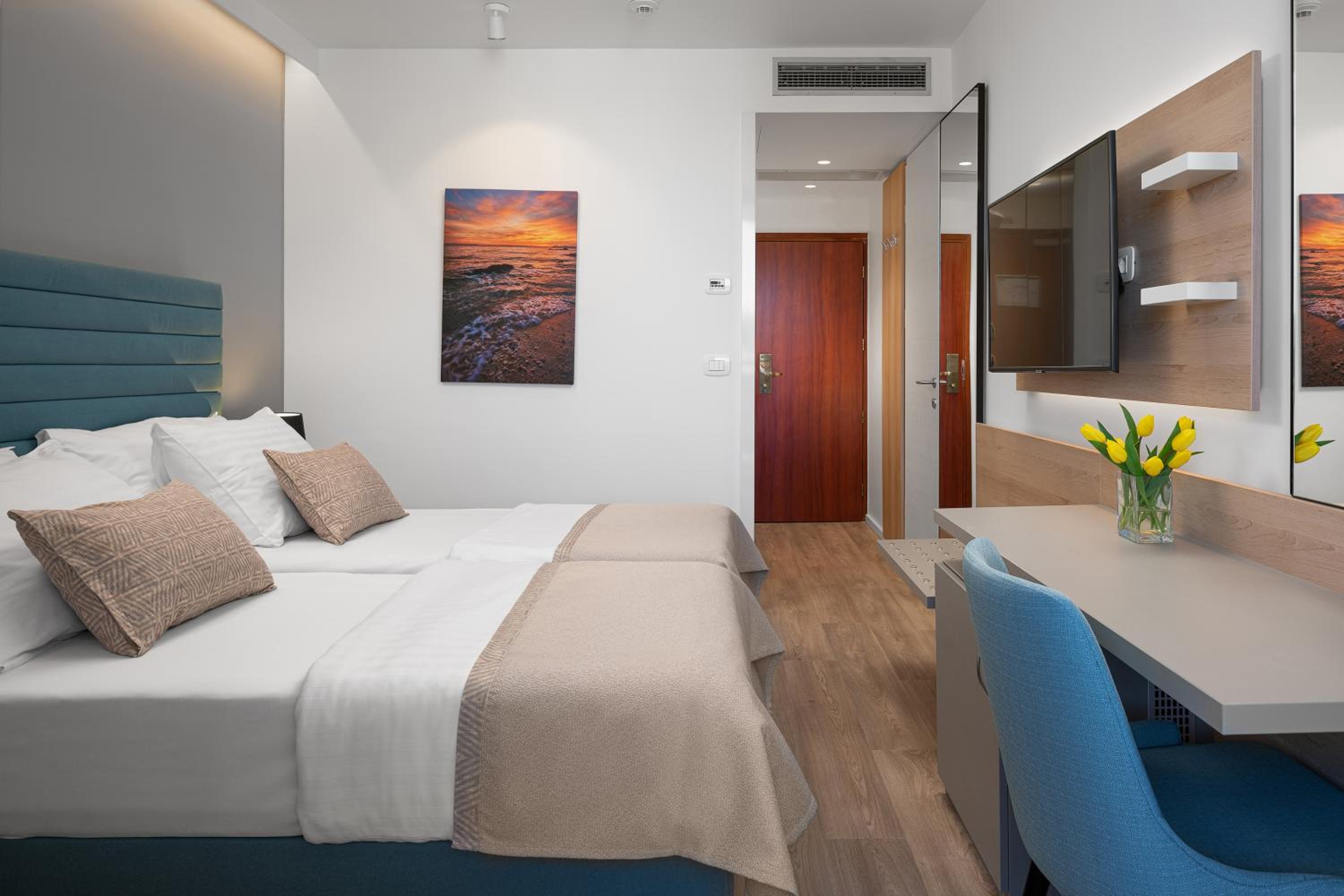New Year Offer - Classic Family Room With Balcony And Park View