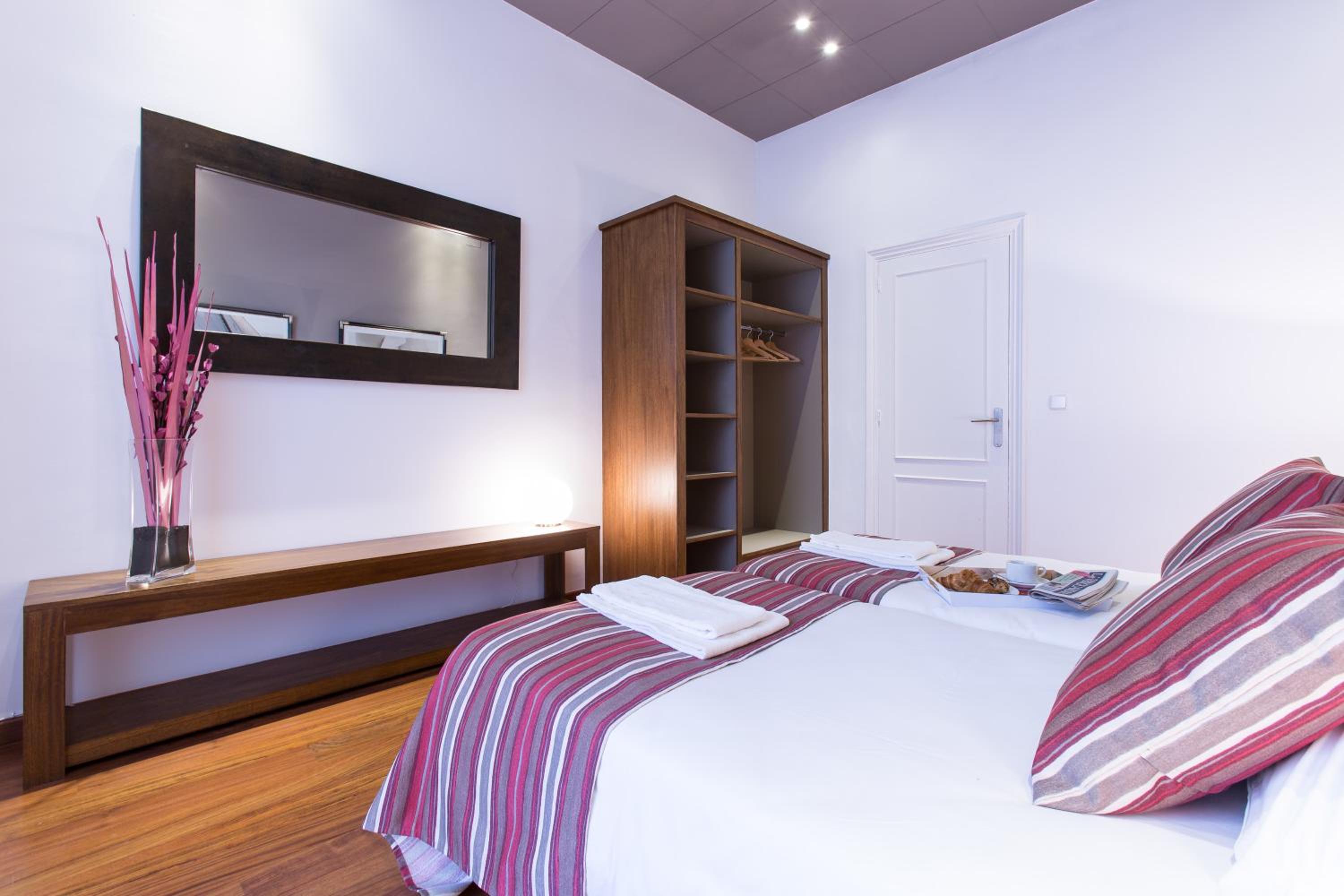 Four-Bedroom Apartment Comfort III - Balmes, 11 photo 3