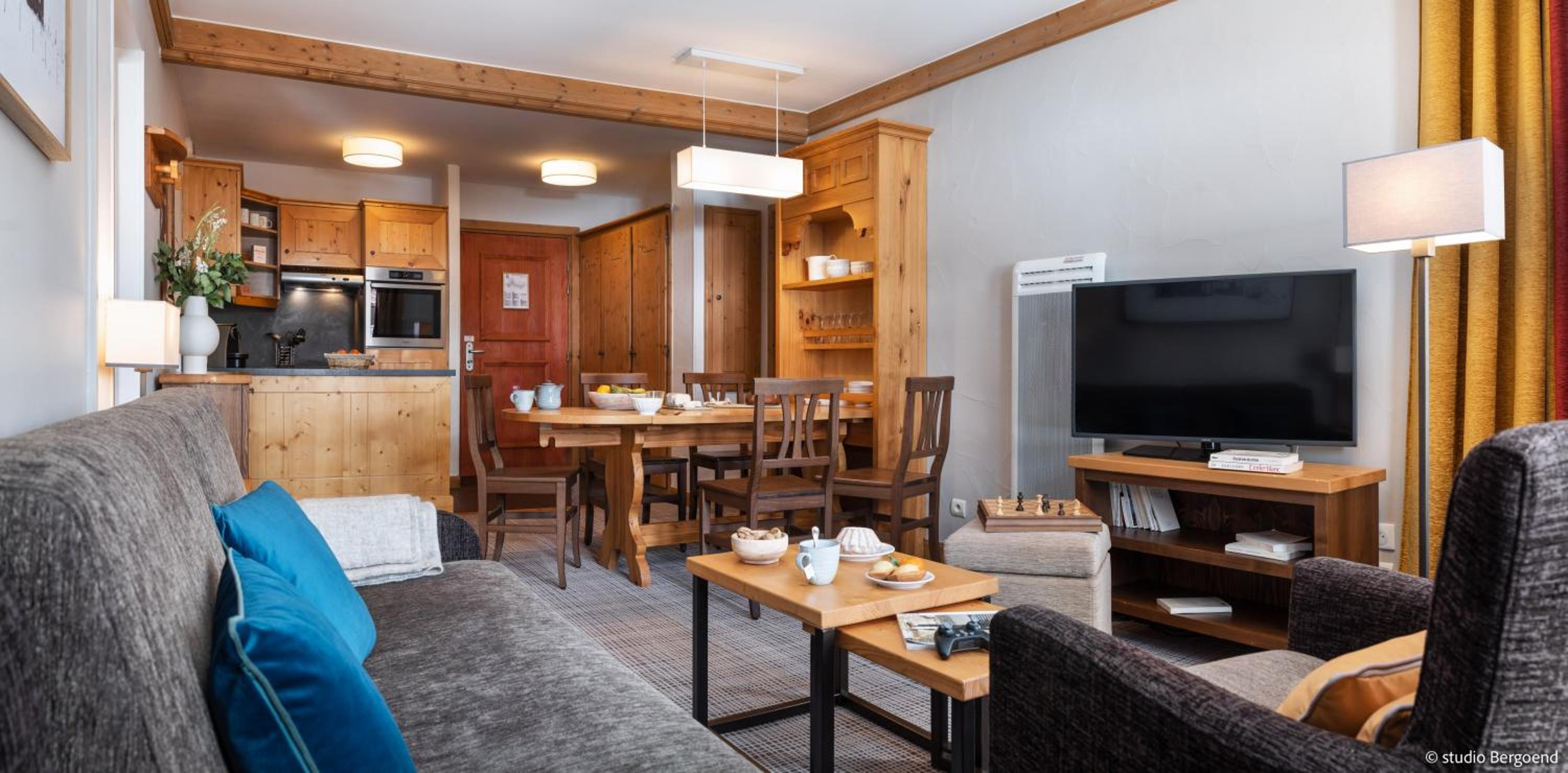 Superior Two-Bedroom Apartment - access to the outdoor pool (6 People)