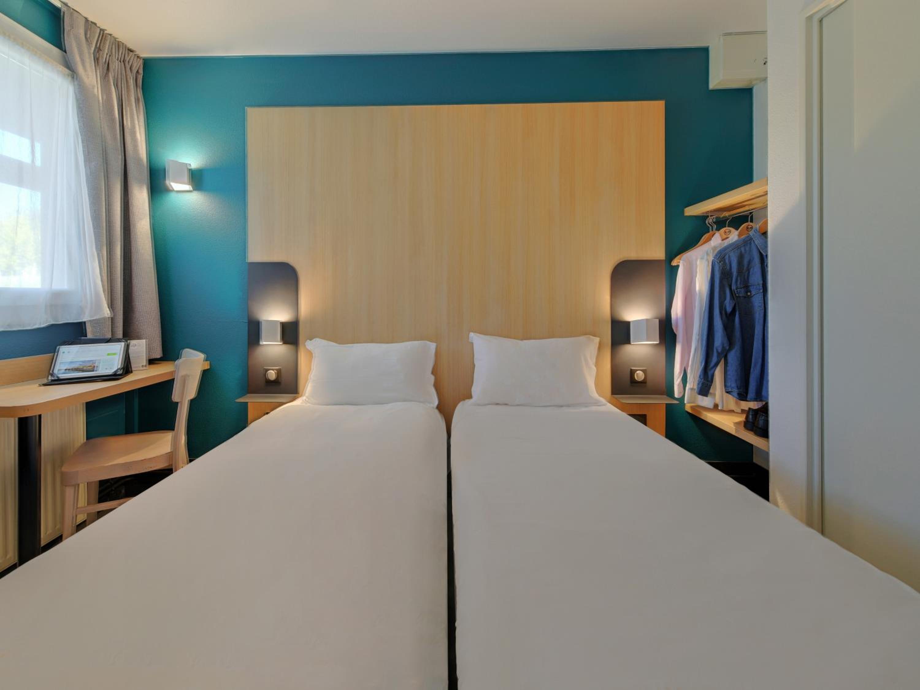 Twin Room - Non-Smoking photo 2