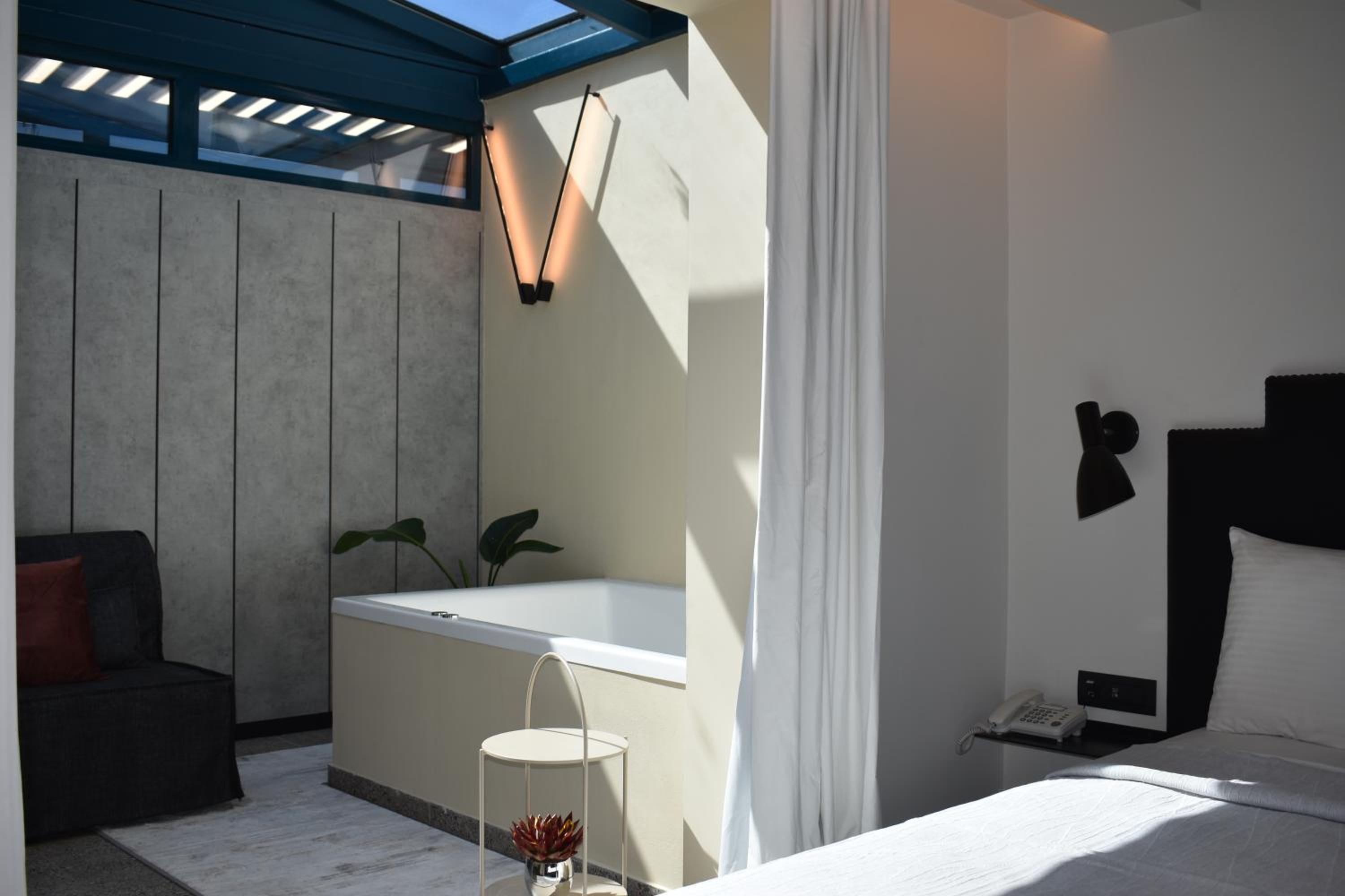 Loft Prestige Suite with Hot Tub photo 3